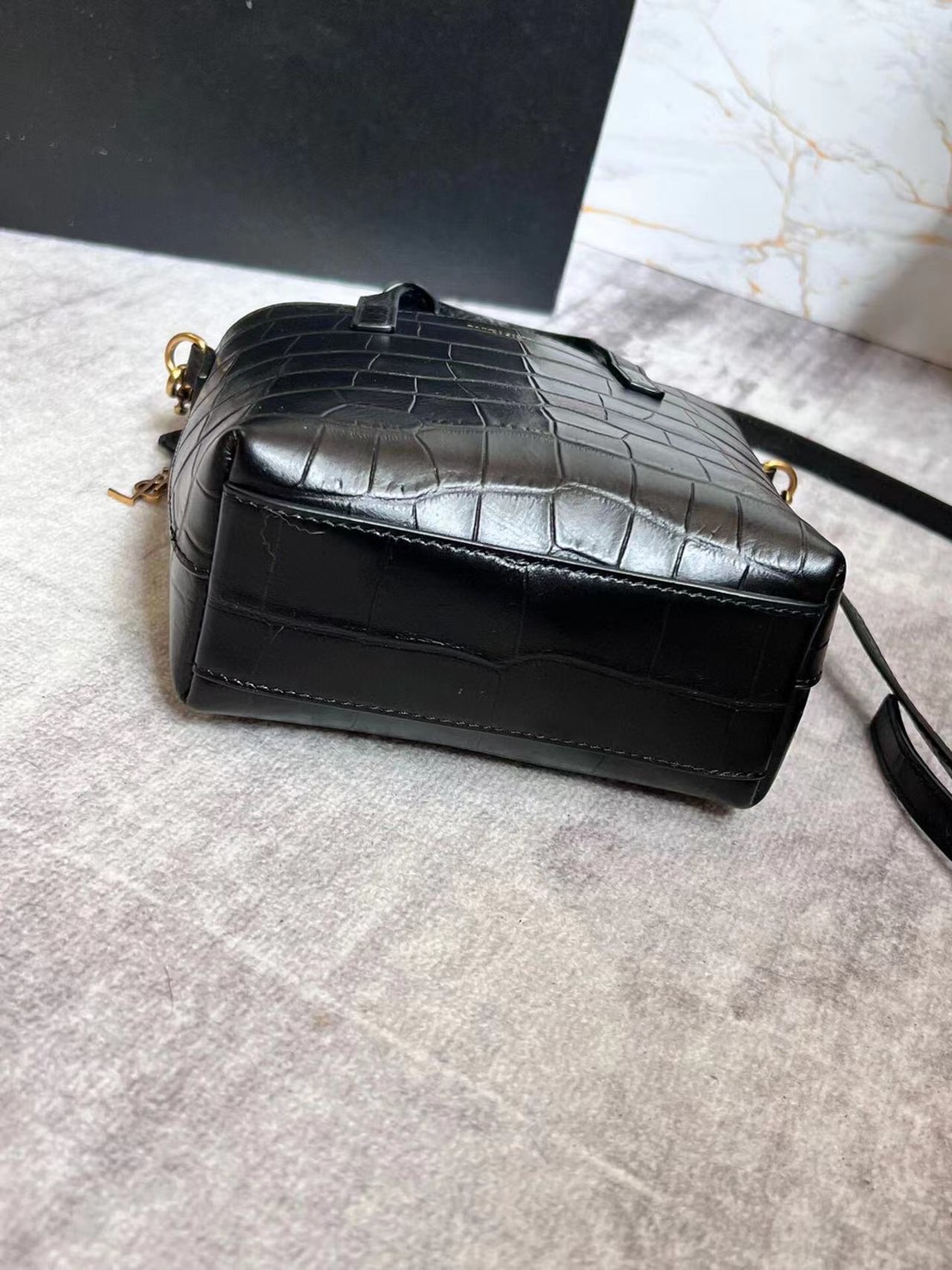 YSL Toy mini croc-effect leather tote / YSL Paris Mini Toy Croc Embossed Leather Bucket Bag กระเป๋ามินิโท้ทหนังลายจรเข้ เกรดออริจินล คอลเลคชั่นใหม่ล่าสุด ครอบครองก่อนใคร ควรมีติดตู้คะสาวๆ ภาพสินค้าถ่ายจากงานขายจริง ใช้งานต่างประเทศได้