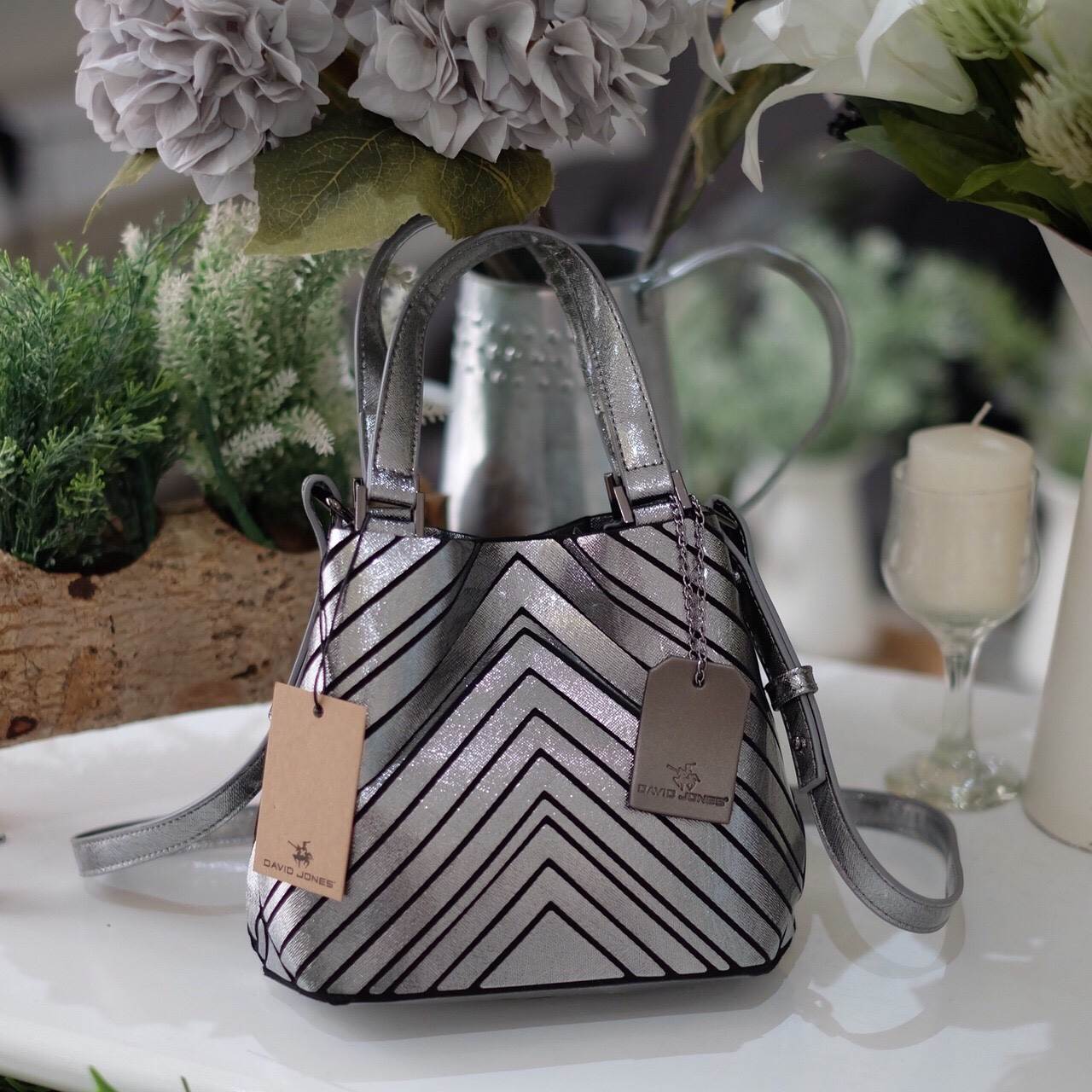 ลายใหม่ V shape หนังวิ้งๆ ลาย Limited edition หายาก สวย modern มากค่า 👍ปรับทรงได้ 2 แบบ น่ารักมาก สี Gloss grey สวยเข้ากับชุดง่ายมาก 💥💥น้ำหนักเบาเพียงแค่ 3.5 ขีดเท่านั้น !!!! 📌📌กระเป๋า จากแบรนด์ David Jones กระเป๋าส