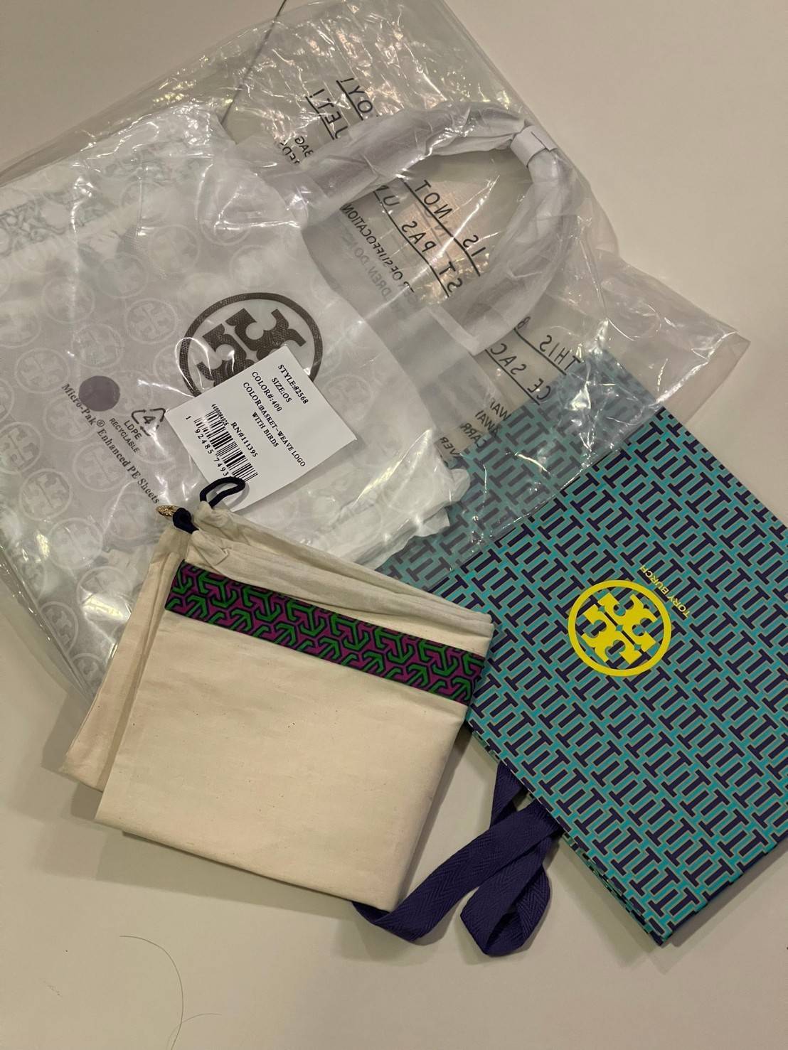 [Mini & Large size] Tory burch Ella Printed tote bag สำหรับใครที่ต้องการกระเป๋าแบบใช้งานได้ในหลาย ๆ โอกาส การเลือกกระเป๋าขนาดเล็กย่อมไม่สะดวกและไม่ครอบคลุมต่อการใช้สอยอย่างแน่นอน กระเป๋าใบนี้ไม่เพียงแค่ช่วยให้สะดวกในการเดินทางและทำให้บุคลิกภาพดูดีขึ้นเท่า