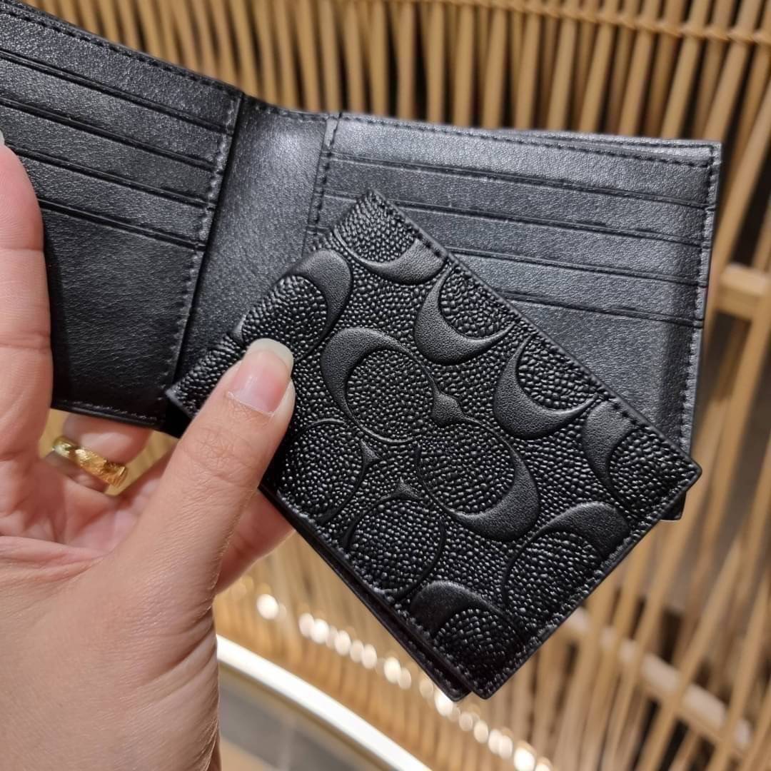 COACH 75371 COMPACT ID WALLET IN SIGNATURE CROSSGRAIN LEATHER กระเป๋าสตางค์ผู้ชาย ลาย c นูนเต็มใบ หนัง crossgrain อีกรุ่นที่ยอดขายไม่เคยตก 🤑🤑 ใบจริงดูผู้ดี ดูแพง!! ภายในมีช่องใส่บัตรได้เยอะ ใส่ธนบัตรได้ทุกใบ ซื้อให้คุณหนุ่มๆรับรองประทับใจไ