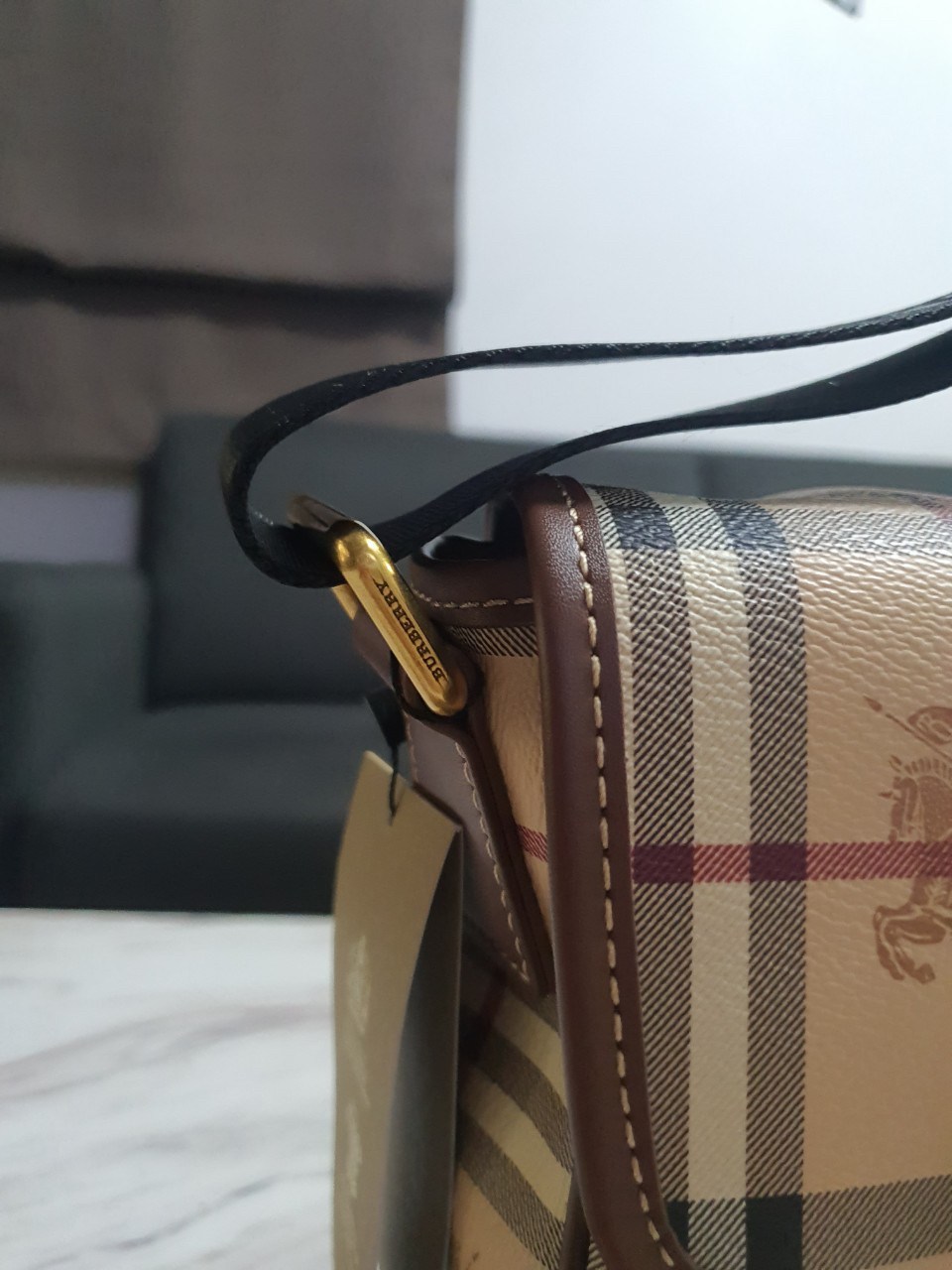 BURBERRY MESSENGER VINTAGE BAG VIP GIFT WITH PURCHASE (GWP) พรีเมี่ยมกิ๊ฟ Limited Edition จาก BURBERRY วัสดุหนังทั้งใบลายวินเทจ ตกแต่งคาดเข็มขัดด้านหน้า เปิดปิดด้วยกระดุมแม่เหล็ก ภายในมีช่องใส่ของโล่งกว้าง สามารถใส่มือถือ ipad mini ของจุกจิกได้ อะไหล่แบรน