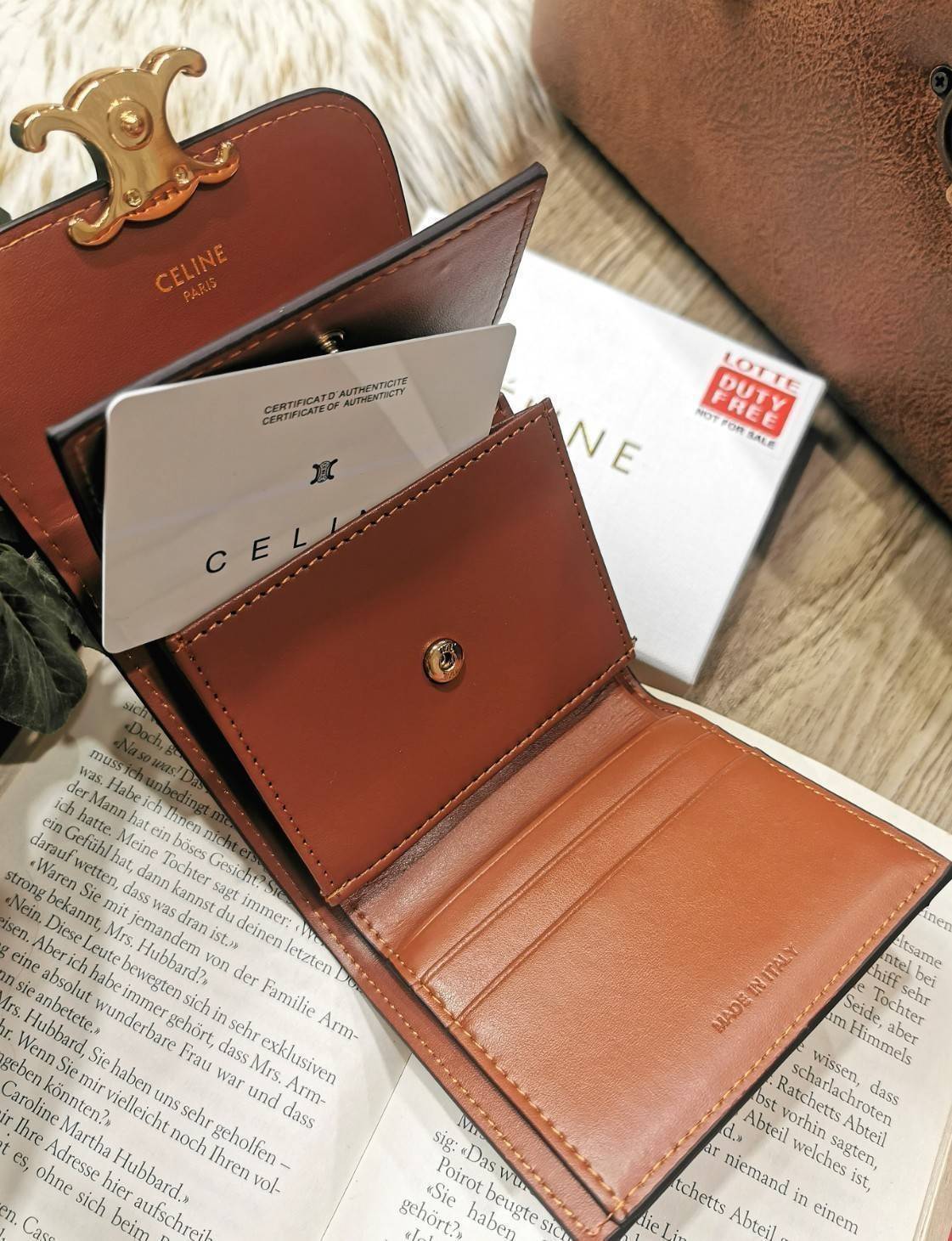 พรีเมี่ยมกิ๊ฟแท้ 100% 】CELINE SHORT WALLET VIP GIFT WITH PURCHASE GWP พรีเมี่ยมกิ๊ฟ Limited จาก CELINE HAUTE PARFUME DUTYFREE วัสดุ Triomphe Canvas หนังขึ้นลาย Signature Brand สวยอยู่ทรงมีโลโก้ด้านหน้าเปิดปิดด้วยฝาพับกระดุมแม่เหล็ก