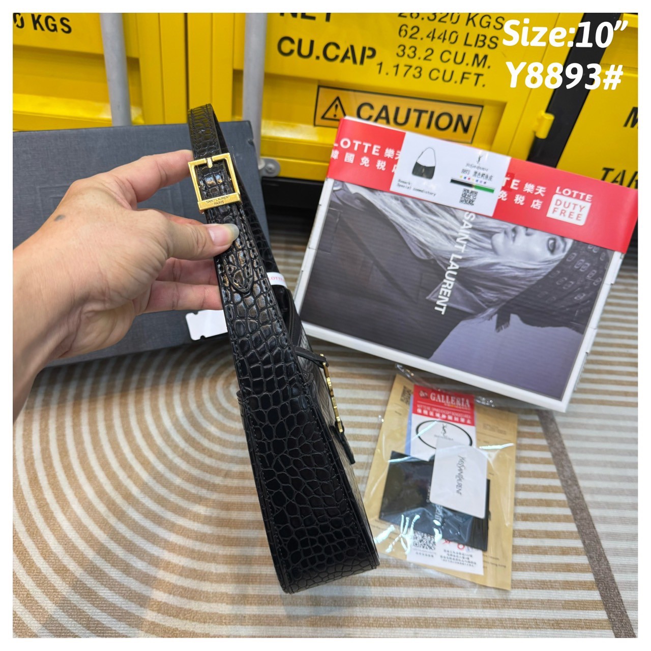 YSL le 5 à 7 in crocodile-embossed shiny leather / YSL croc hobo bag กระเป๋าสะพายไหล่ดีเทลหรู ฮอตไม่หยุด ฉ่ำสุดกับกระเป๋าสะพายไหล่ตัวแม่ คลาสสิค ดีเทลหรู สวยครบทุกมุมตอบโจทย์ทุกไลฟ์สไตล์ ใช้งานได้ง่ายและสะดวก *วัสดุหนังลายจระเข้ น้ำหนักเบา