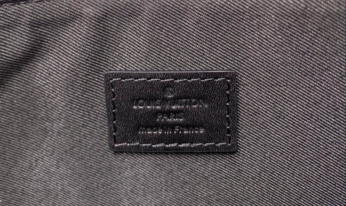 TOP ORI หนังแท้ | LV Takeoff Pouch Clutch Bag กระเป๋าทรงคลัช แคนวาสสุดคลาสสิกของเมซง มีขนาดกะทัดรัดสามารถพกพาแทนกระเป๋าเอกสารแบบดั้งเดิม ช่องกระเป๋าหลักขนาดใหญ่เพียงพอสำหรับใส่แท็บเล็ต