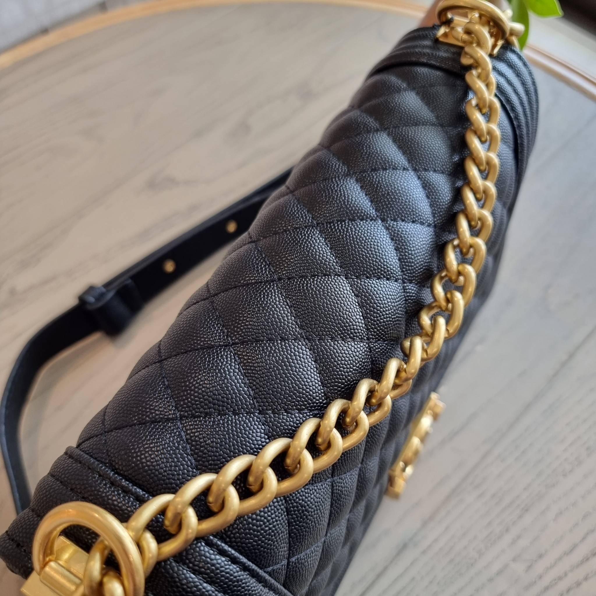 Chanel Boy 10" พร้อมส่งที่ไทย รุ่นสุดฮอต อะไหล่สีทองสุดหรู วัสดุหนังลายคาร์เวีย ทรงคลาสสิคที่สาวๆห้ามพลาด!! ในราคาสุดคุ้ม เปิด-ปิดกระเป๋าด้วยตัวล็อค ภายในโล่งกว้าง ไซส์ใหญ่ใส่ของได้เยอะ มีช่องแยกในกระเป๋า มาพร้อมสายสะพายโซ่สลับหนังรองบ่า (ถอดได้-ปรับ