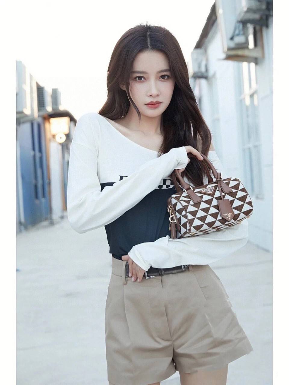 PRADA Symbole embroidered fabric top-handle bag พร้อมส่งรุ่นใหม่ มาแรง กับทรงหมอนอยู่ทรงสวย สาวๆห้ามพลาดเลยค่ะใบนี้ วัสดุทำจากผ้าแคนวาส