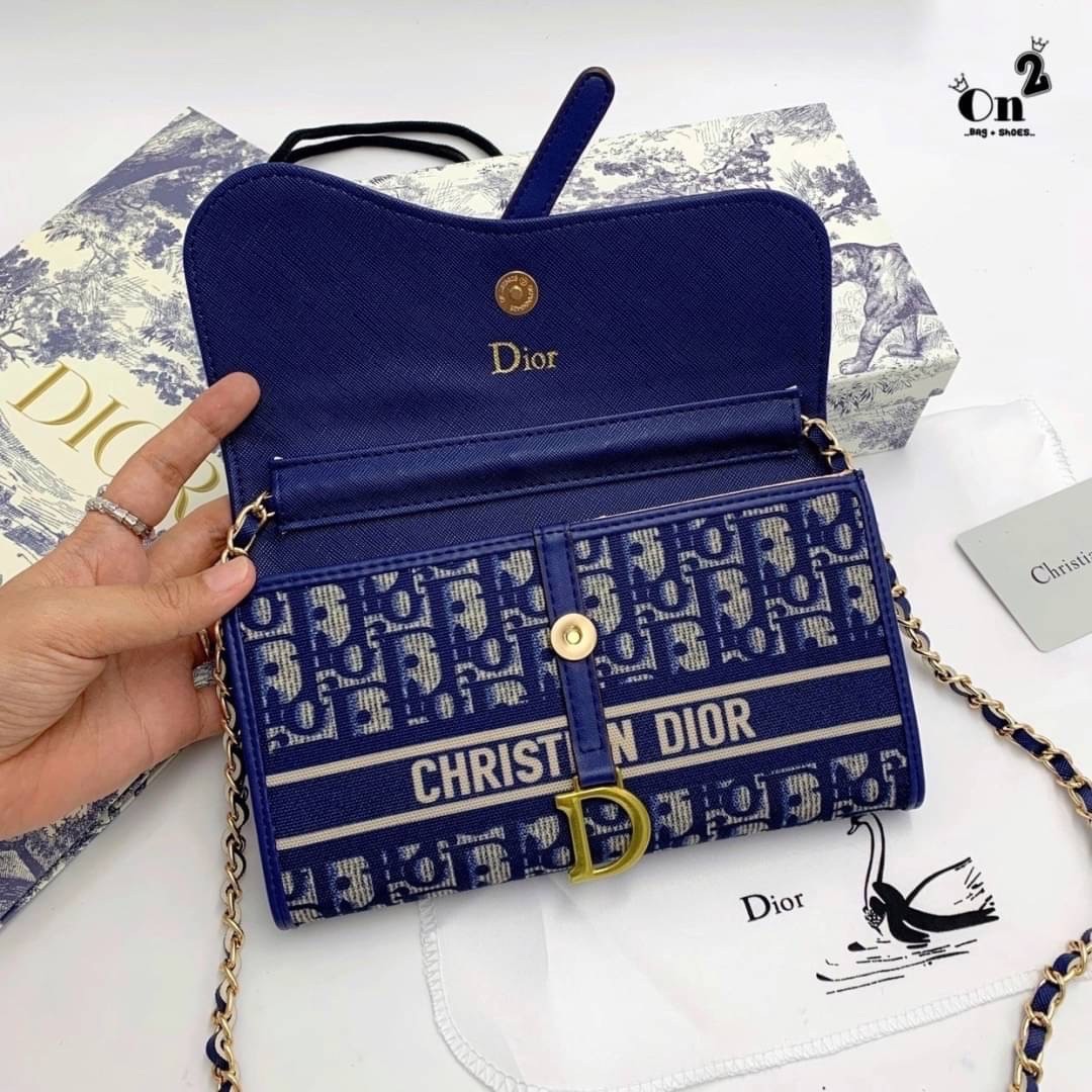 DIOR LONG WALLET WITH CHAIN MONOGRAM / DIOR WALLET กระเป๋าสตางค์ใบยาวพร้อมสายสะพายโซ่อะไหล่ทองสลับหนัง ขนาดกำลังน่ารัก เป็นเอกลักษณ์ของความหรู วัสดุแคนวาสแท้และผ้า Jacquard อย่างดี ผสมผสานความสง่างามและคลาสสิกที่เข้ากับยุคสมัย ด้านหน้าโดดเด่นด้วยซิกเนเจอร
