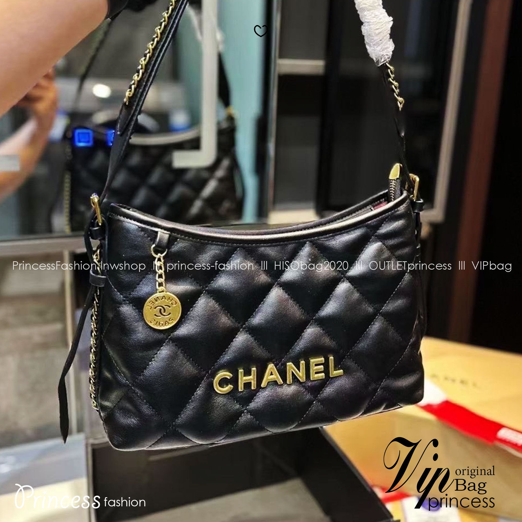 CHANEL HOBO BAG Shoulder Bag กระเป๋าสะพายทรงโฮโบ หนังลายตาราง โลโก้CC Iconic ด้านบนแบบเปิดปิดด้วยซิป สายโซ่ทองสวยหรูใช้งานสะดวกกำลังน่ารักเลยค่ะ