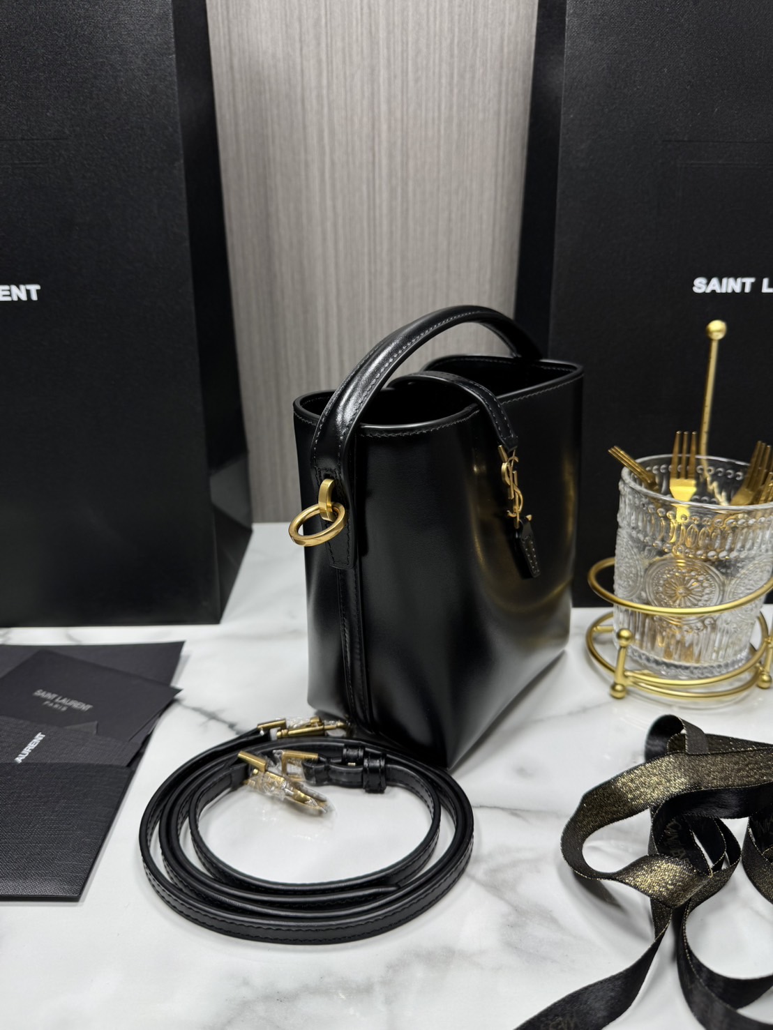 TOP ORI หนังแท้ | YSL Le 37 in shiny leather bag / YSL Bucket Bag กระเป๋าสะพายทรงทรงถัง โดดเด่นด้วยตัวปิดแบบตะขอ Cassandre พร้อมหูจับด้านบน และสายสะพายไหล่แบบปรับได้และถอดออกได้