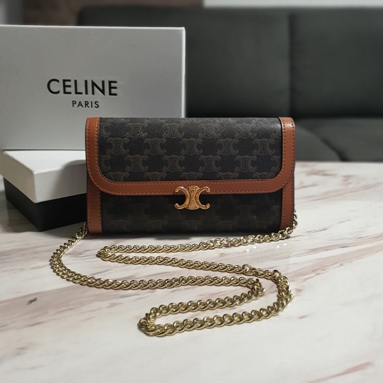 CELINE WOC BAG VIP GIFT WITH PURCHASE (GWP) พรีเมี่ยมกิ๊ฟ Limited Edition จาก PERFUME DUTYFREE COUNTER กระเป๋าทรง WOC ใช้ได้ทั้งกระเป๋าสตางค์ คลัช และครอสบอดี้ วัสดุหนังทั้งใบ ด้านในเปิดปิดด้วยกระดุม มีช่องใส่ธนบัตรใหญ่2ช่องและช่องซิปกลาง1ช่อง ใส่บัตรได้ห