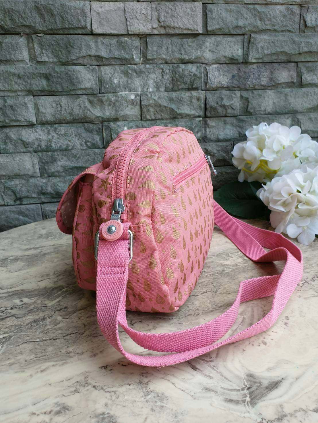 Kipling nylon shoulder bag รุ่น ( K15313 ) >>พร้อมส่งค่ะกระเป๋าสะพายข้างรุ่นใหม่ล่าสุด วัสดุไนล่อน กันน้ำ บุด้วยนวมที่ฐานกระเป๋าเพิ่มความนุ่ม >>รูปทรงสวย ขนาดกระทัดรัด มีช่องกระเป๋าด้านหน้าใส่ของจุกจิกหนึ่งช่อง >>มีช่องซิปหลักนะค่ะ ด้านใ