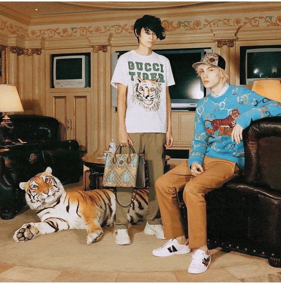 GUCCI Tiger GG small tote bag ใบใหญ่ อีกไอเท็มใหม่ ร้อนแรงไฟลุก!! ต้อนรับปีเสืออย่างเป็นทางการ จัดให้แบบเลิศๆ กับกระเป๋าทรงโท้ท วีไอพีพรีเมี่ยมกิ๊ฟ ไซส์ใหญ่ โดดเด่นด้วยลวดลายไม่ซ้ำใคร สวยเอกลักษณ์ วัสดุหนังแคนวาส ภายในโล่งกว้างมาก ใส่ของแบบแน่นๆ จุๆไปได้เ