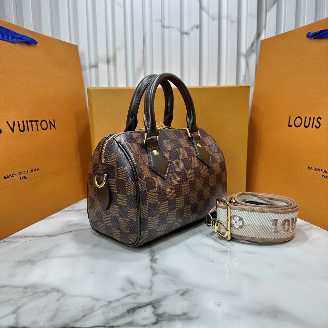 ORI หนังแท้ | LV Speedy 20 Bandoulière Damier Ebene กระเป๋าทรงหมอนสปีดี้แคนวาสคลาสสิกไซส์เล็ก พร้อมสายสะพายผ้าสปอร์ต รุ่นท็อปฮิตในตำนาน สวยงามตลอดกาล แต่งขอบหนังสีน้ำตาล Chocolate ไลฟ์สไตล์แอคทีฟคล่องตัว