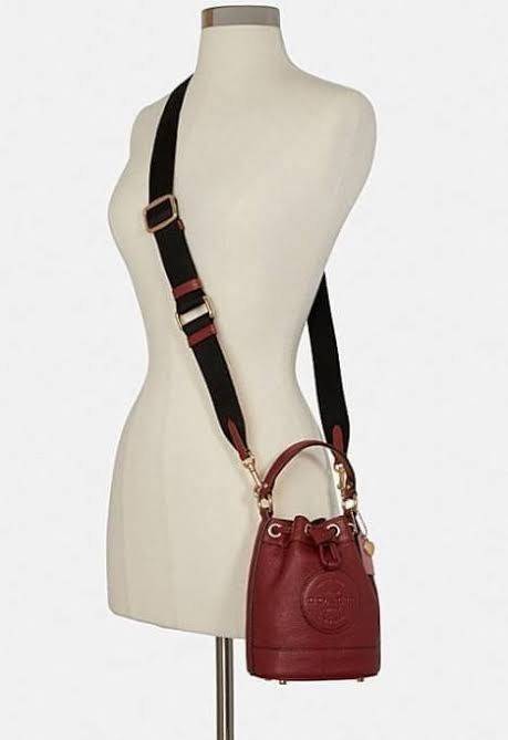 COACH DEMPSEY BUCKET BAG 15 WITH COACH PATCH AND HEART CHARM สวยงามด้วยดีไซน์ทรงตะกร้าแบบมินิมอลแสนน่ารัก ดีเทลสะดุดตา รูปทรงจดจำง่าย ถือแบบชิคๆ หรือยิ่งไปกว่านั้น สายสะพายของกระเป๋าก็สามารถถอดออกเพื่อเปลี่ยนรูปแบบการสะพายได้ทั้งแบบสะพายไหล่และสะพายคาดลำต