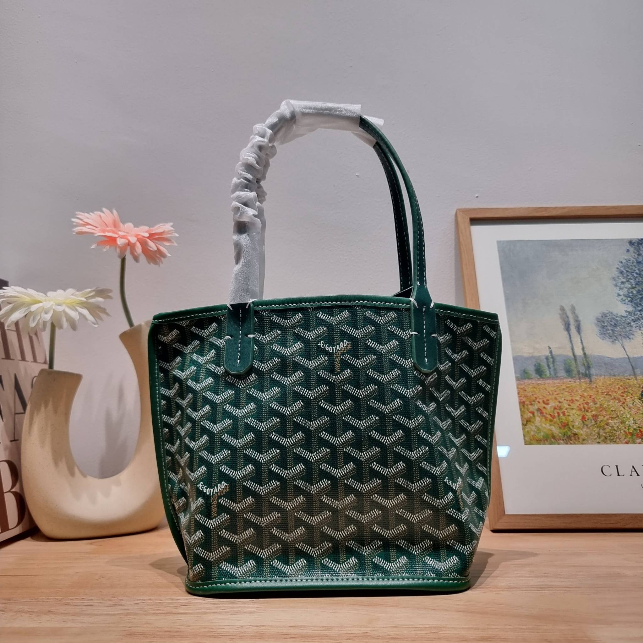 GOYARD MINI ANJOU REVERSIBLE TOTE ฮอตไอเท็ม กับกระเป๋าสะพายทรงโท้ท ไซส์มินิ กะทัดรัดมาก มาครบสีขายดี เลิศทุกสี รูปทรงคลาสสิค ดีไซน์เป็นเอกลักษณ์ ใช้งานได้หลากหลาย สามารถกลับด้านใช้ได้แบบไม่มีเบื่อ