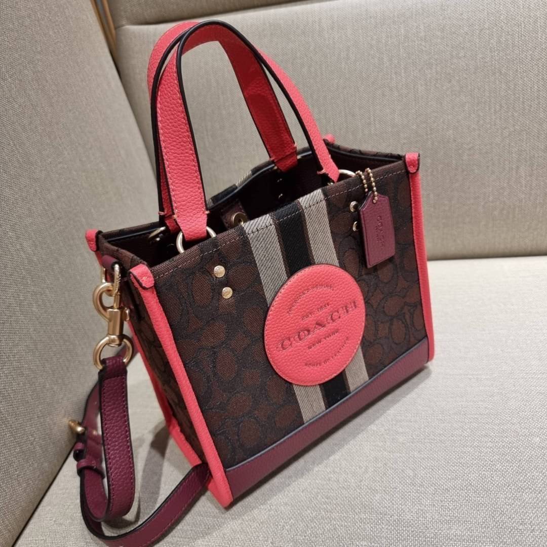 COACH C7083 DEMPSEY TOTE 22 IN SIGNATURE JACQUARD WITH STRIPE AND COACH PATCH คอลเลคชั่นใหม่ สีที่สาวๆรอคอย สวยคม ละมุนและมีความหรูในตัว กับกระเป๋าทรงโท้ท ไซส์กำลังสวย น่ารักน่าใช้ ฟังก์ชั่นการใช้งานสะดวกที่สุด มีทั้งสายคล้องในตัว และสายครอสบอดี้ วัสดุผ้า
