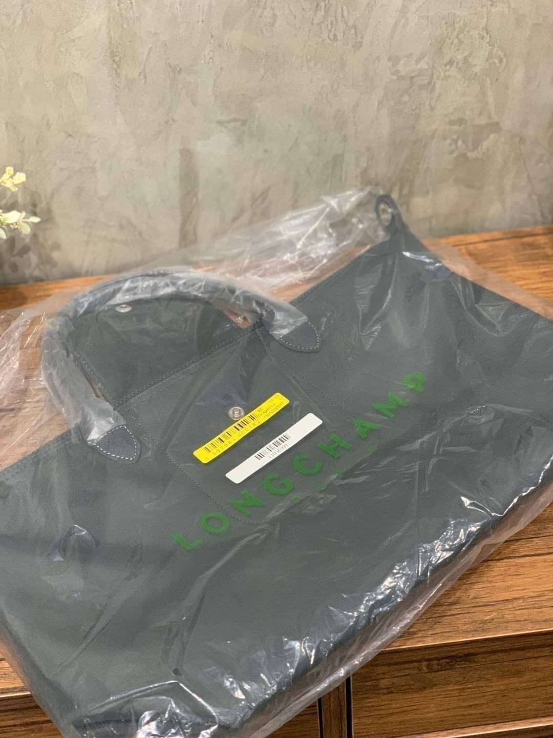 Longchamp Le Pliage Neo Size M มาพบกับกระเป๋ารุ่นยอดนิยม ที่สาวๆ ต้องมีไว้เก็บไว้สักใบ กระเป๋าโท้ทใบนี้ มาพร้อมกับสีที่มีสไตล์เรียบง่าย มีสายสะพายยาวช่วยให้คุณสามารถสะพายไหล่ได้อย่างสบาย ในขณะที่ที่ปิดแบบซิปช่วยให้คุณมั่นใจได้ว่าของด้านในมีความปลอดภัย Le 