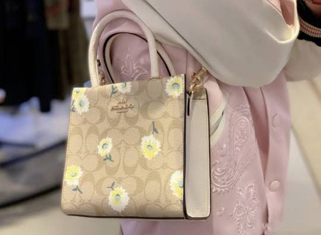 COACH 3599 MINI CALLY CROSSBODY IN SIGNATURE CANVAS WITH DAISY PRINT กระเป๋าครอสบอดี้โท้ทมินิไซส์ ดีไซน์ใหม่ลวดลายดอกเดซี่ยอดฮิต!! ใบจริงคือน่ารักม้ากกกก!! สวยอยู่ทรง น่ารักน่าใช้ วัสดุหนังแคนวาสเคลือบลาย ปากกระเป๋ามีกระดุมแม่เหล็ก มาพร้อมหูจับในตัวและสาย
