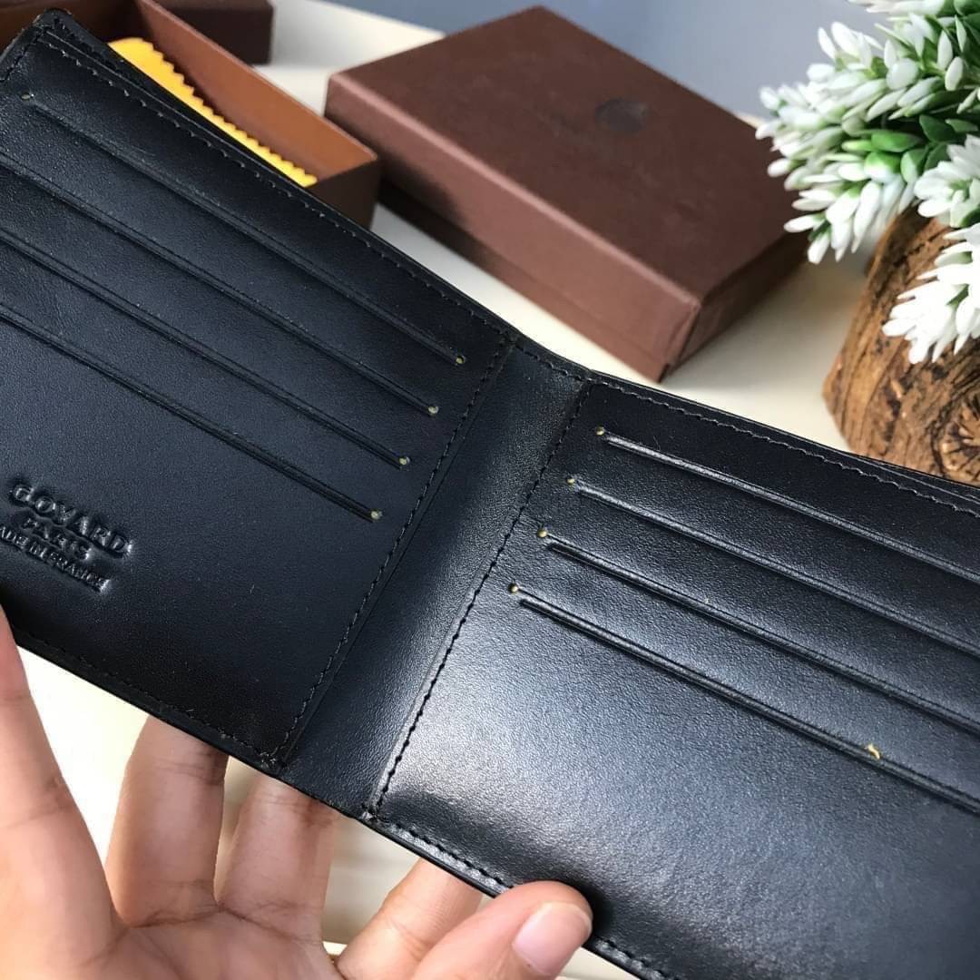 หนังแท้ GOYARD WALLET / GOYARD Victoire Bifold Wallet พร้อมส่งที่ไทย กระเป๋าสตางค์ผู้ชายใบสั้น พร้อมส่ง 6 สี พร้อมกล่องแบรนด์สวยหรูน่าใช้มากค่ะ อีกรุ่นที่ยอดขายไม่เคยตก 🤑🤑 ใบจริงดูผู้ดี ดูแพง!! ภายในมีช่องใส่บัตรได้เยอะ ใส่ธนบัตรได้ทุกใบ ห