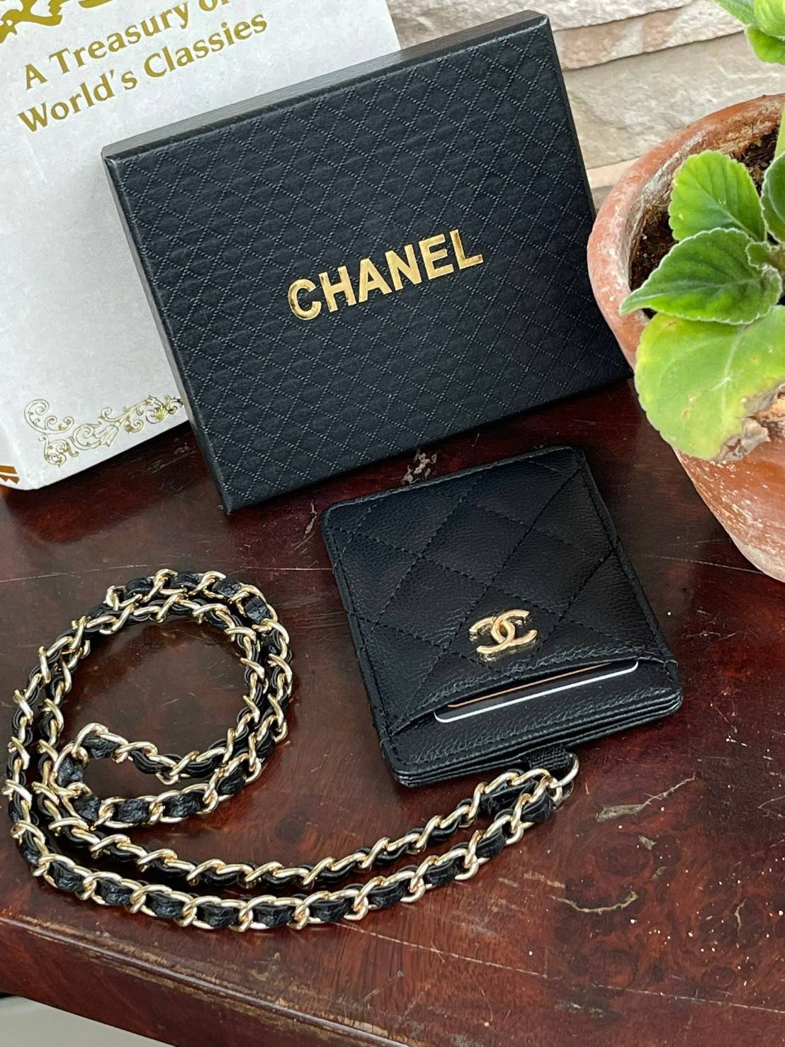CHANEL Caviar Quilted Card Holder On Chain สายคล้องคอใส่บัตรรุ่นนี้การออกแบบเรียบง่ายแต่ดูแพงใส่การ์ดได้ทั้งด้านหน้า ด้านหลัง ตรงกลางมีช่องเพิ่มให้อีก1ช่อง ด้านหน้าประดับโลโก้ชาแนล ลายหนังคาเวียร์ ดูดีมีซิกเนเจอร์สุดๆ ใช้แล้วมีเอกลักษณ์ มาพร้อมกับสายโซ่ร้