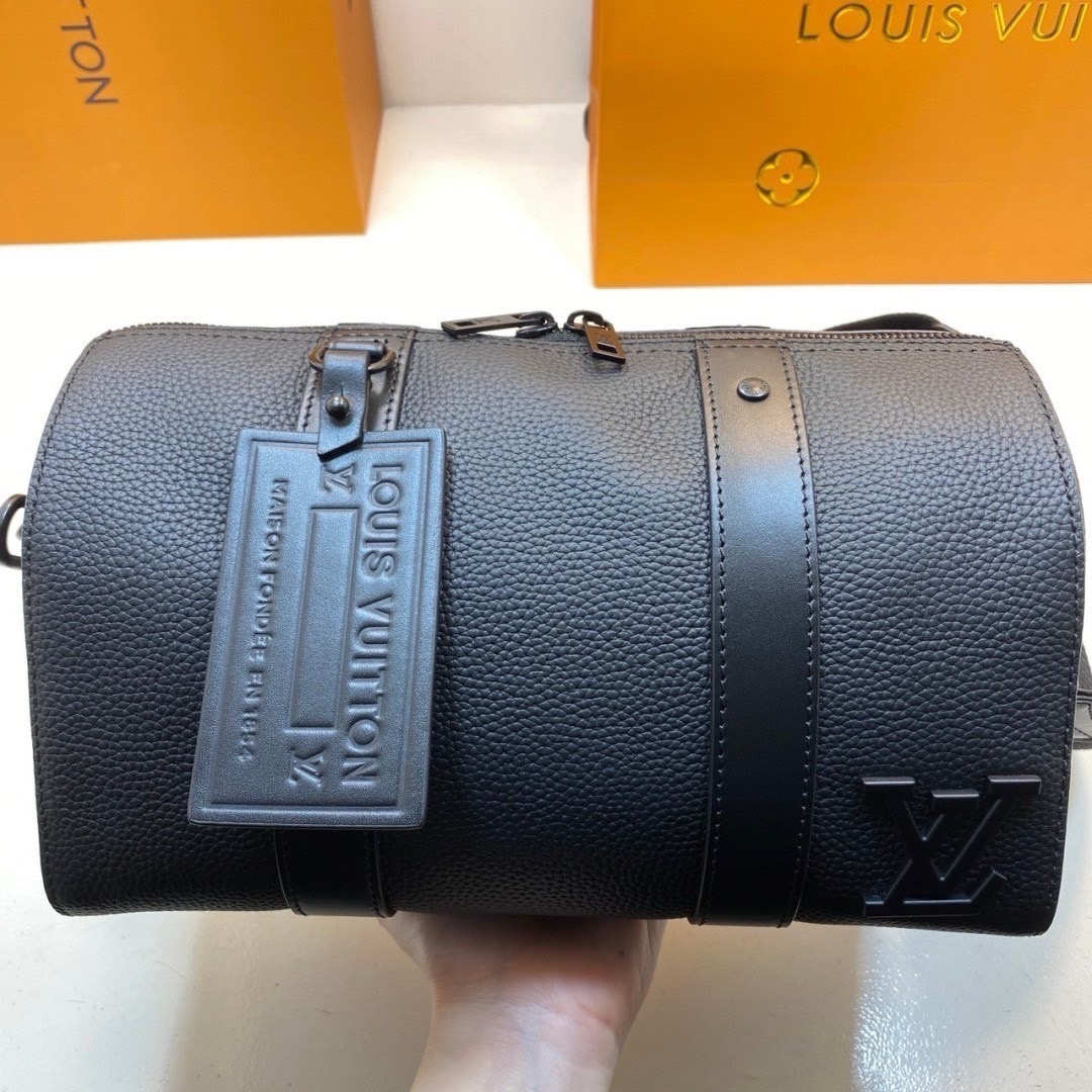 สลับแท้ LV City Keepall Bag 27cm กระเป๋าสะพายทรงหมอนสุดไอคอนิก หนังแท้ Aerogram สีดำคลาสสิก โดดเด่นด้วยโลโก้ LV โลหะสีดำสะท้อนเอกลักษณ์เรียบง่าย หรูหราร่วมสมัยอย่างลงตัว