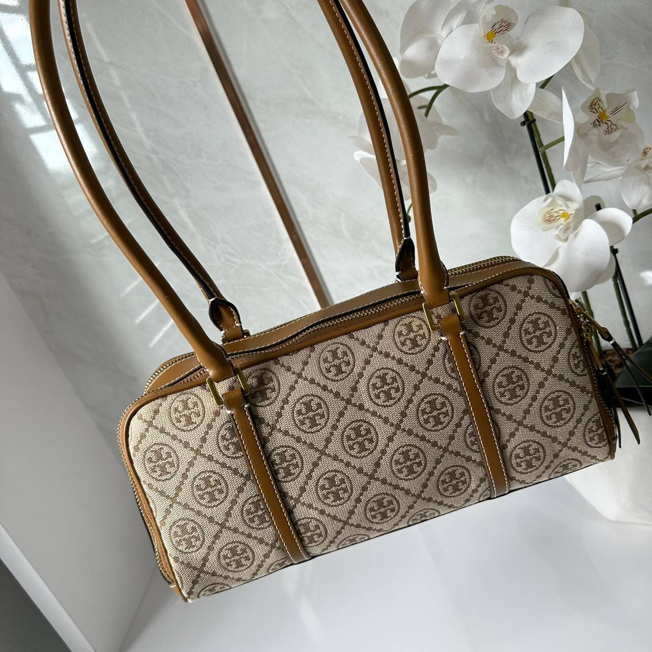 TORY BURCH Small T Monogram Marshmallow Satchel / Tory Burch tote handbag พร้อมส่ง 2 สี ใหม่ล่าสุด กระเป๋าสะพายไหล่ดีไซน์สุดทันสมัย ตัดเย็บสวยงาม ผ้า jacquard ตัดหนัง เปิด-ปิดแบบซิป มีช่องแบ่ง 2 ช่อง มีซิปลับด้านใน ใส่ของได้เยอะมากๆ ค่ะ