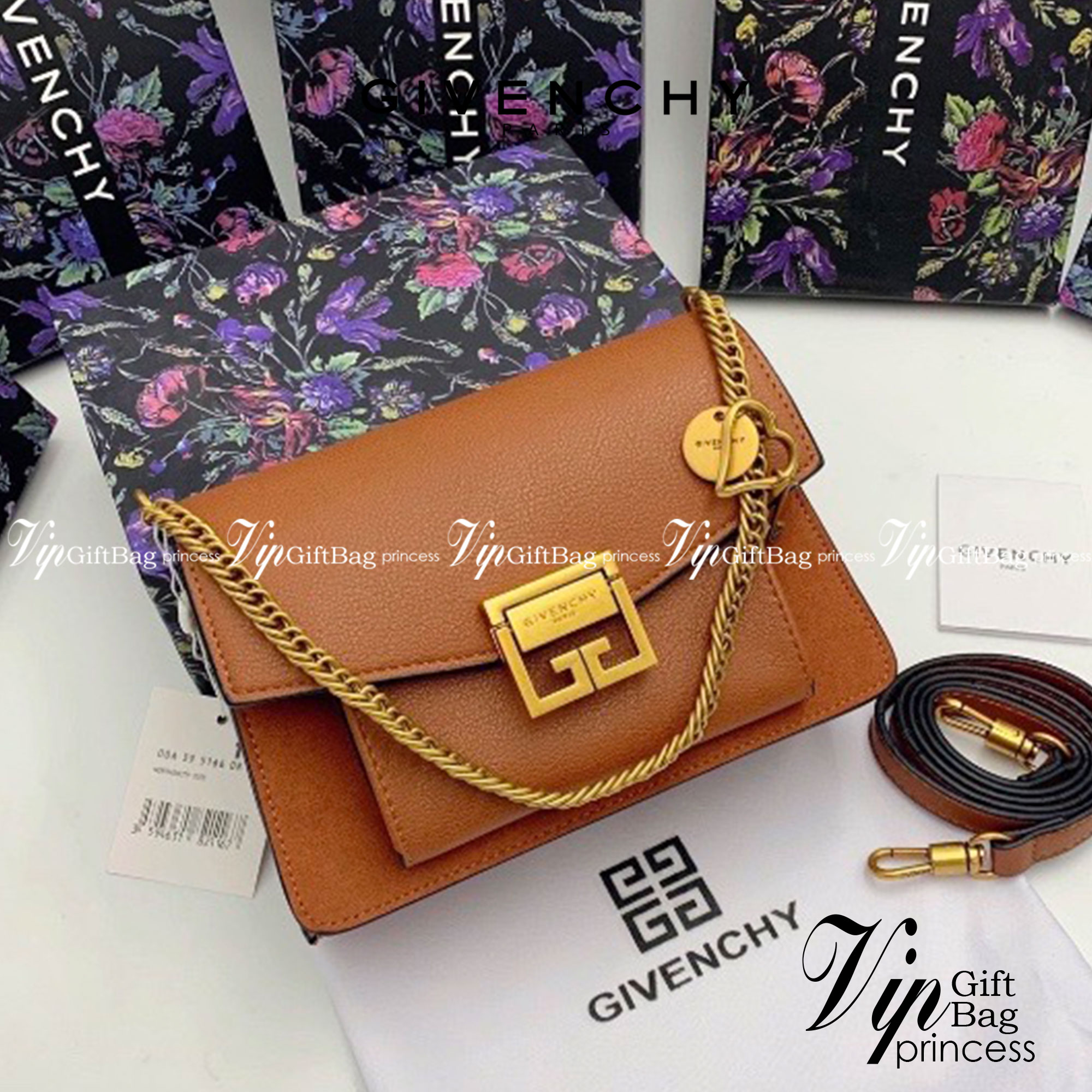 หนังแท้ Givenchy GV3 Bag 9” สวยหรู ดูเป็นคนมีเทสดีเลยค่าา ดีไซน์คือสวยมีคลาส มีระดับสุดๆ พร้อมสายโซ่อะไหล่ทอง ละมุนตามากค่าา รุ่นนี้ขายดีมาก ได้มาน้อยด้วยนะคะ สาวๆ รีบจับจอง อย่าคิดนาน ราคานี้กับคุณภาพถือว่าคับแก้วมั๊กมากกกก ไม่ซื้อทนไหว ^^