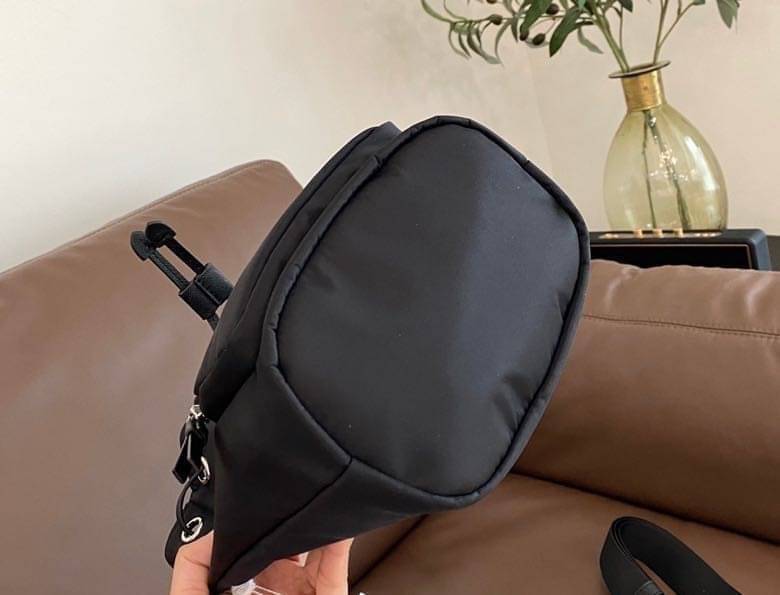 Tory Burch Virginia Nylon Bucket Bag / Tory Burch logo-plaque bucket bag กระเป๋าสะพายทรงบัคเก็ต เปิด-ปิดหนังรูดปากกระเป๋า มีหูหิ้วในตัว คล้องแขนเก๋ๆ ภายในเป็นช่องโล่ง มีช่องย่อย ใส่ของสำคัญจุกจิกได้ มีสายครอส จะสะพายไปไหนก็ได้ทุกโอกาส สวยเลิศทุกสี พร้อมส่