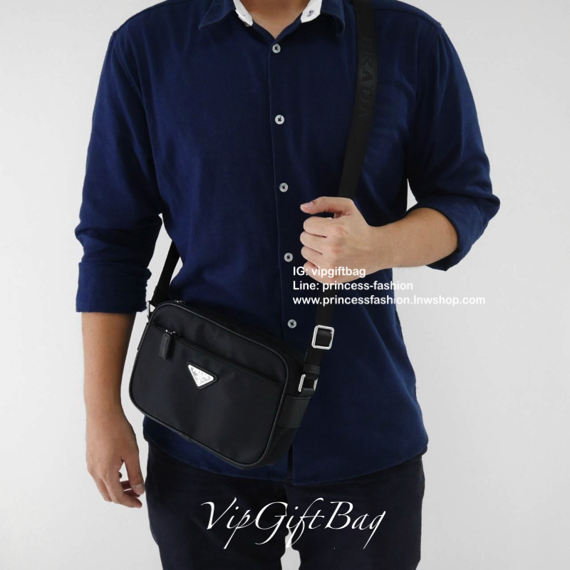 กระเป๋าสะพายข้าง จากแบรนด์ Prada วัสดุทำจากผ้าNylon อย่างหน้า อยู่ทรงสวยเลยคะ ขนาดกะทัดรัด ใส่มือถือ กระเป๋าตังยาว ได้เหลือๆคะ ด้านหน้ามีช่องซิปแยกให้คะ ด้านในบุผ้าลายแบรนด์อย่างดี มีป้ายโลหะแบรนด์ พร้อมช่องใส่ของแยกอีกด้วยคะ อะไหล่เงินทั้งใบ รุ่นนี้แม่ค้