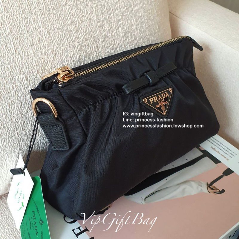 งานไซส์น่ารัก จากงานพรีเมี่ยมกิ้ฟ เคาเตอร์ต่างประเทศ Prada มีมาให้จับจองคะ รุ่นยอดฮิตที่สาวๆตามหากัน ภายนอกจับจีบปากกระเป๋า ดีมาก วัสดุผ้าNyonกันน้ำ เปิด/ปิดด้วยซิป สามารถคล้องมือเกร๋ๆ หรือจะถือเป็นครัชก็ไฮโซไปอี้ก ภายในเย็บติดป้ายหนังแบรนด์ มีช่องซิปเล็ก