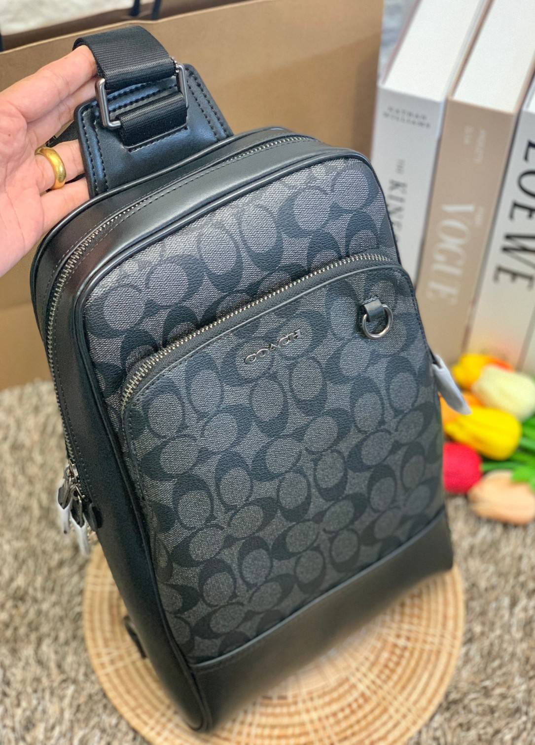 ใหม่ล่าสุด คุณผู้ชายห้ามพลาดเลยค่าา COACH GRAHAM PACK IN SIGNATURE ((89937)) พร้อมส่งที่ไทยค่ะ! กระเป๋าคาดอก สามารถคาดด้านหน้าหรือด้านหลังได้ตามแต่สะดวกค่ะ หนังแท้นิ่ม ทรงสวยมากๆค่ะสำหรับรุ่นนี้! มีช่องซิปตอนหน้าหนึ่งช่อง;ช่องหลักเปิดปิดแบบซิปคู่ ภายในโล่