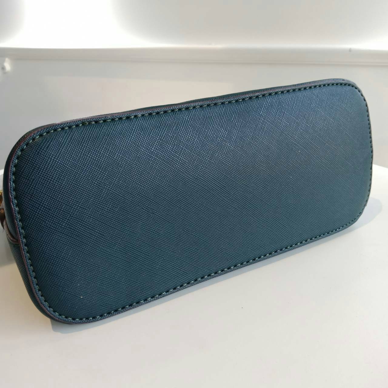 KATE SPADE CEDAR STREET MANDY กระเป๋าสะพาย แบรนด์ดังจากอเมริกา ขนาดกำลังน่ารัก วัสดุหนังลาย saffiano สวยอยู่ทรง ด้านหน้ามี logo brand สีทอง เปิดปิดด้วยซิปภายในโล่ง + ช่องเล็กใส่ของจุกจิก ใส่กระเป๋าสตางค์ใบยาวได้ ผ้าบุลายจุดสีทองดูหรูหรา ใบนี้ mix&match ได