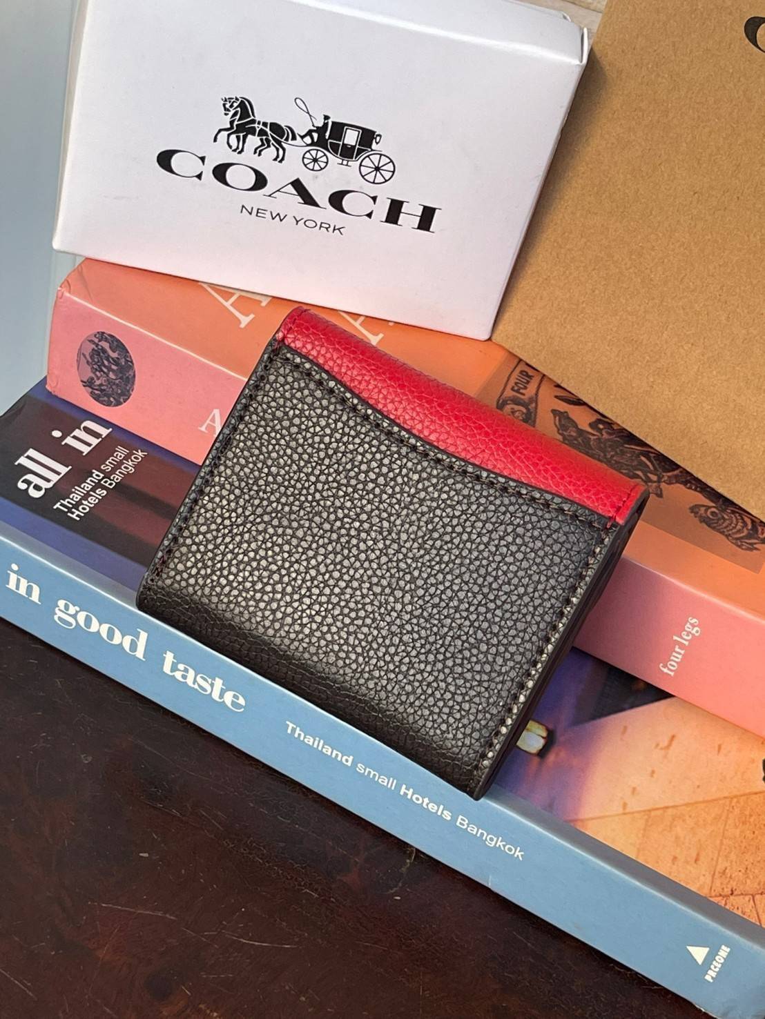 OUTLET 】COACH JADE SMALL DOUBLE FLAP WALLET IN COLORBLOCK (COACH F88002) หากใครต้องการกระเป๋าสตางค์ใบสั้นสำหรับวันที่ต้องการใช้กระเป๋าสะพายใบเล็ก หรือวันที่ไม่พกกระเป๋าสะพาย เราขอแนะนำใบนี้เลยค่ะ โดยใบนี้เป็นกระเป๋าสตางค์แบบพับสามทบ ปิดแบบกระดุม2ชั้น มีช่