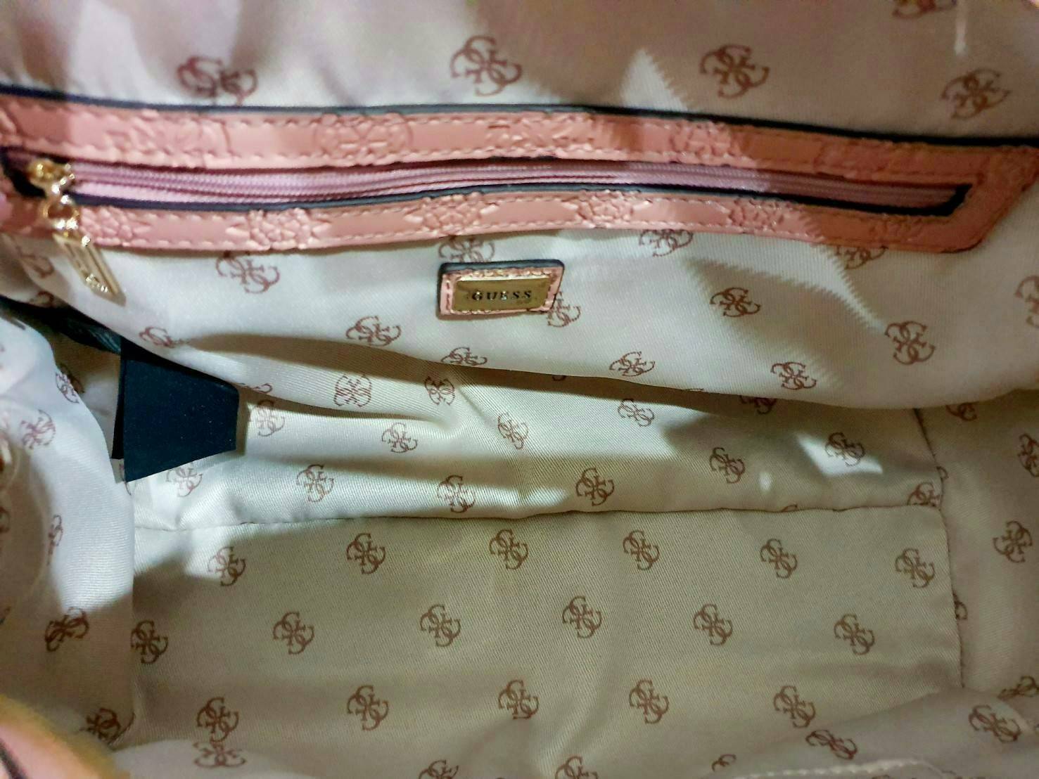 Guess Peony Classic Box Satchel คอลเลคชั่นใหม่สวยหรูจาก Guess กระเป๋าสะพายหนังนิ่มปั๊มแบรนด์รอบใบ ขนาดกำลังดี ฐานกระเป๋ามีหมุดรองฐานกันรอย หัวซิปปั๊มแบรนด์ ภายในกว้างจุของได้เยอะ มาพร้อมสายปรับและถอดออกได้ พร้อมส่ง 4 สี สวยทุกสี พลาดไม่ได้กับสาวยุคใหม่เลย