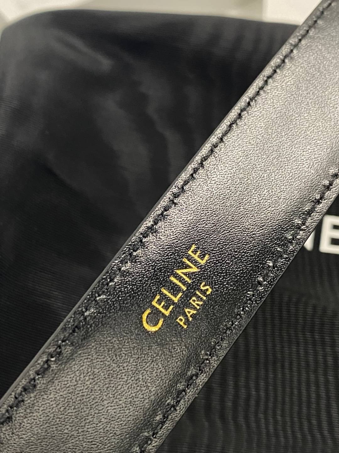 CELINE BELT 2.5cm เข็มขัดที่ควรมีที่สุดในยุคสมัยนี้ค่า เข็มขัดซีลีนหนังแท้สวย เกรดท็อปออริ เกรดดีสุด 1:1 สลับแท้ ใช้งานต่างประเทศสบายใจเลยค่า ตามตะลิสไปเลยย รับรองปังๆๆ