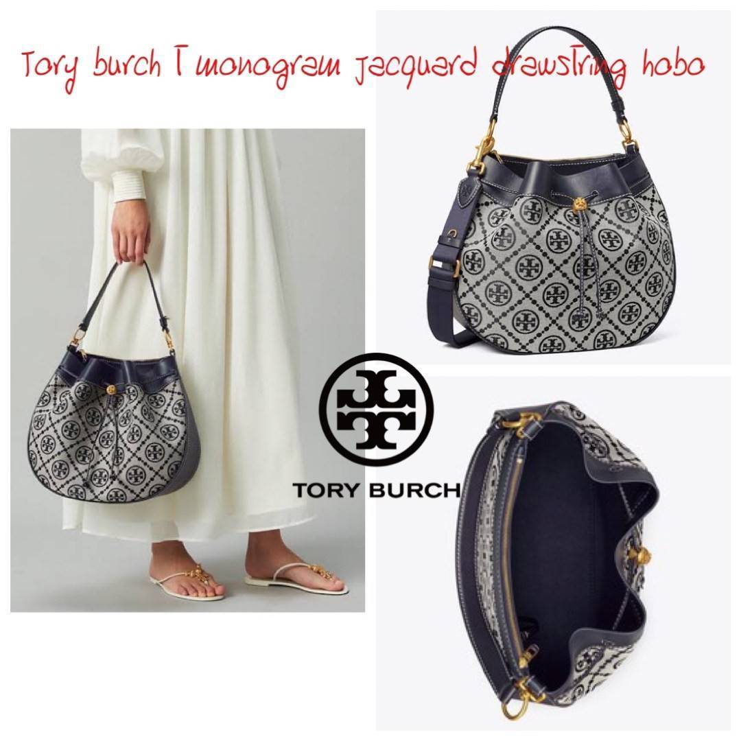 Tory burch t monogram jacquard drawstring hobo อีกหนึ่งคอลเลคชั่นจาก T monogrameที่ออกแบบมาในรูปทรงกระเป๋า hobo เป็นกระเป๋าที่มีพื้นที่เยอะในการจัดเก็บสิ่งของได้อย่างดีเยี่ยม ลวดลายสีสันของกระเป๋าทอลายแบบแจ๊คการ์ดอย่างประณีต สะท้อนให้เห็นถึงกลิ่นอายงานฝีม