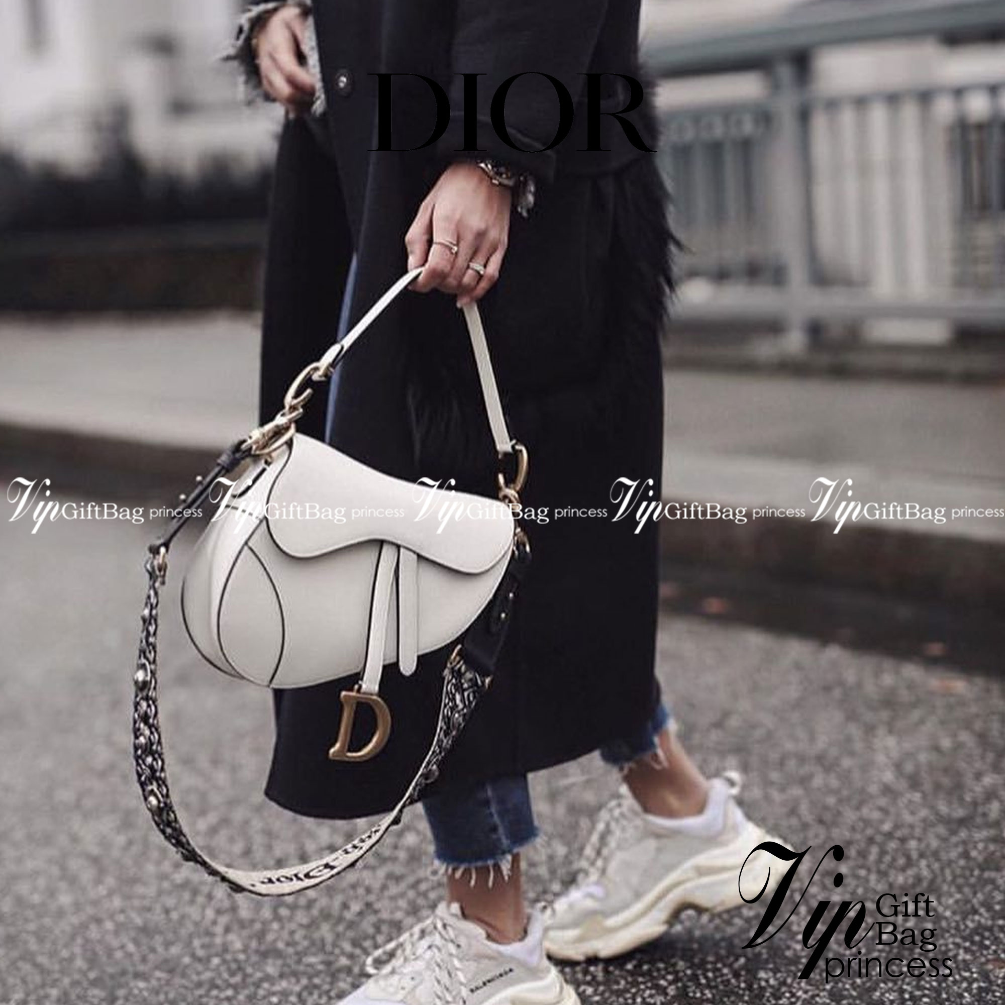 หนังแท้ DIOR SADDLE BAG with strap กระเป๋ารุ่นยอดนิยมตามแบบฉบับแบรนด์ งานออริหนังแท้ทั้งใบ ใช้งานได้ 2 แบบ สะพายยาว CROSSBODY และสายสั้นถือได้เก๋ๆ ลุคนี้คูลสุดๆ เลยค่าา ภาพถ่ายจากสินค้าจริง! สวยมาก พร้อมส่งที่ไทยราคาสุดคุ้ม สาวๆ ห้ามพลาดค่ะ!