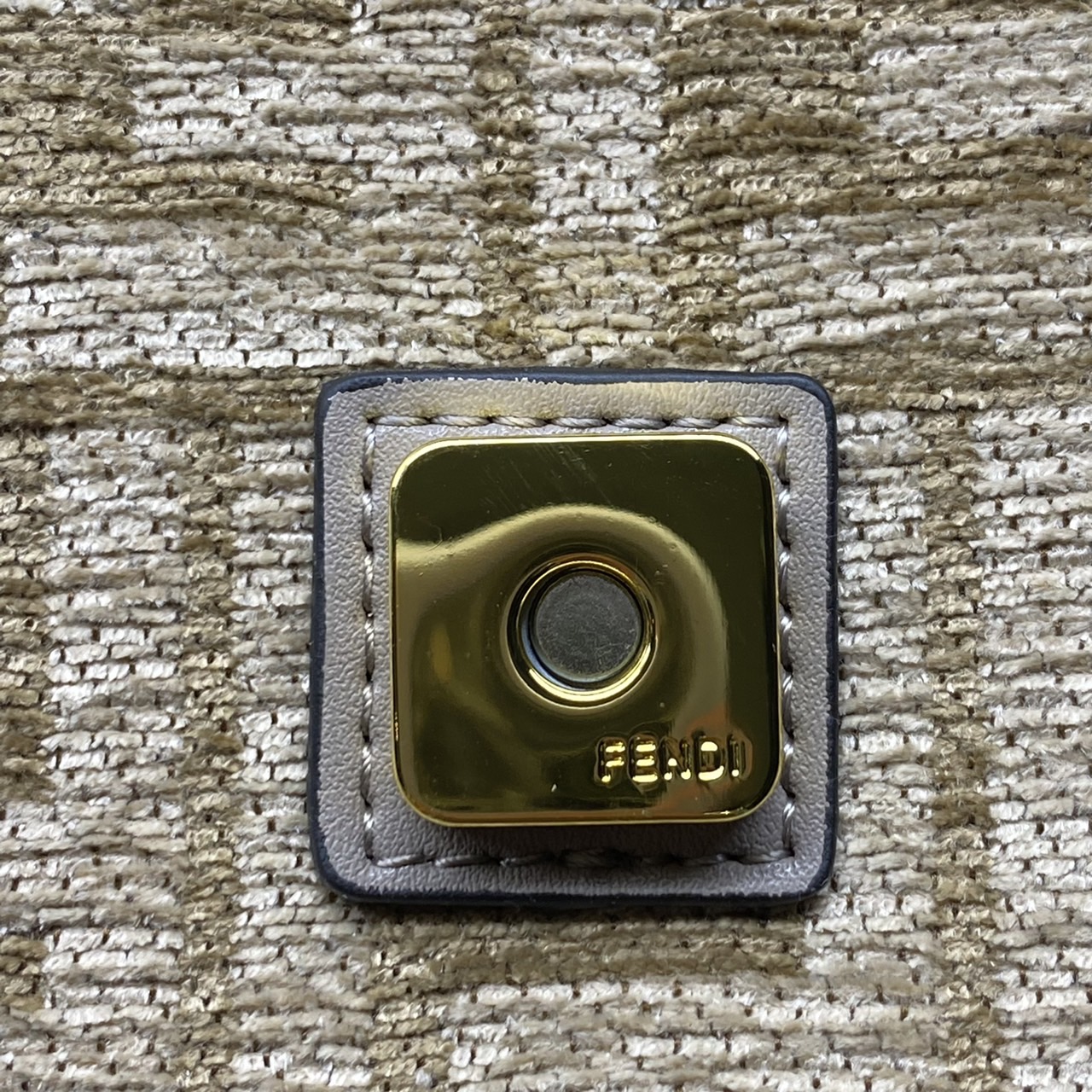 Fendi Baguette FF Tapestry Fabric Bag เกรดออริจินอล กระเป๋าทรง Baguette ขนาดกลาง วัสดุผ้าเซนิล พร้อมลวดลาย FF สีเทาเข้ม ปิดท้ายด้วยรายละเอียดหนังแบบทูโทนและประดับด้วยตัวล็อค FF โดดเด่นด้วยฝาปิดด้านหน้าตัวล็อคแม่เหล็กช่องด้านในบุด้วยผ้าหนังกลับพร้อมกระเป๋า