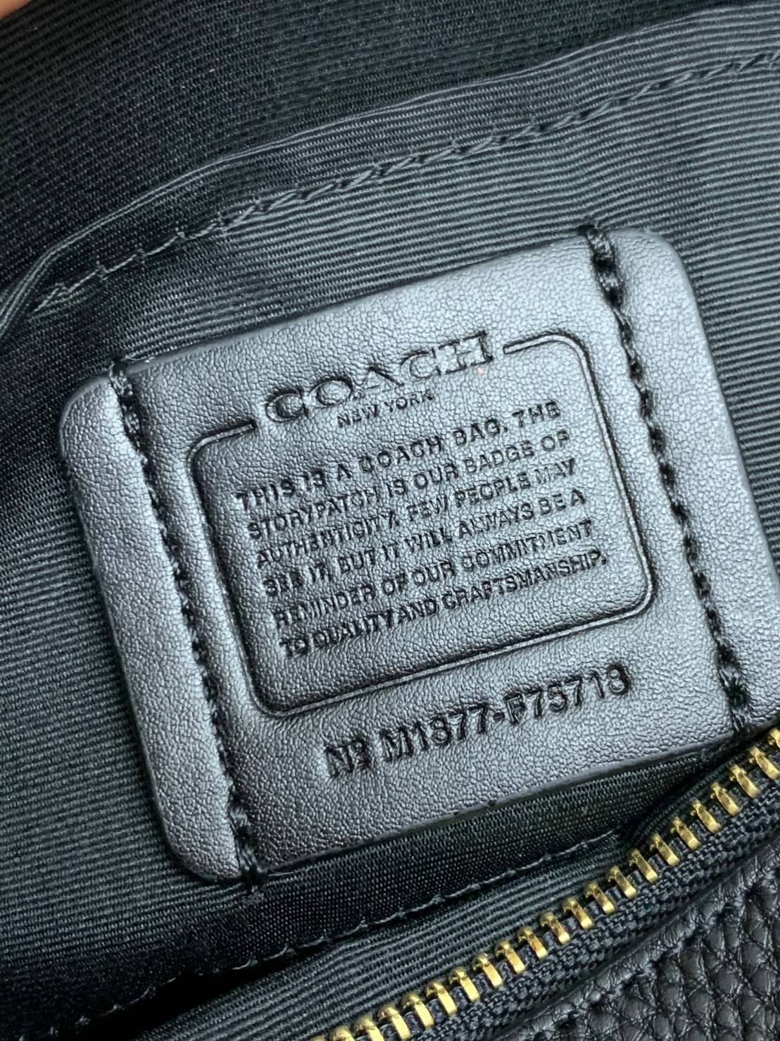 Coach Leather Jes Crossbody in Colorblock ((72704)) กระเป๋าสะพายข้าง//ครอสบอดี้ร์ วัสดุหนังแท้ หนังนิ่มสวยงาม มากๆค่ะ ด้านหน้ามีโลโก้แบรนด์เด่นชัดสะดุดตา ช่องหลักแบ่งเป็น2ซิป แต่ละช่องกว้าง ใส่กระเป๋าเงินใบยาวได้ ของอื่นๆได้จุค่ะ มีช่องเล็กให้ใส่ของจุกจิก