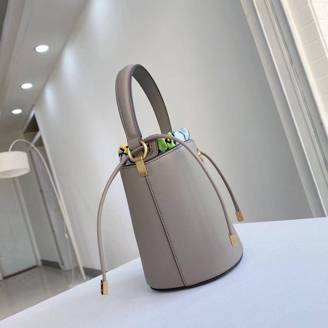 Tory Burch Robinson Mini Leather Bucket Bag 75591 กระเป๋าถือ หรือ สะพายข้าง Crossbody ได้ วัสดุหนังแท้ อะไหล่ทองหรูหรา