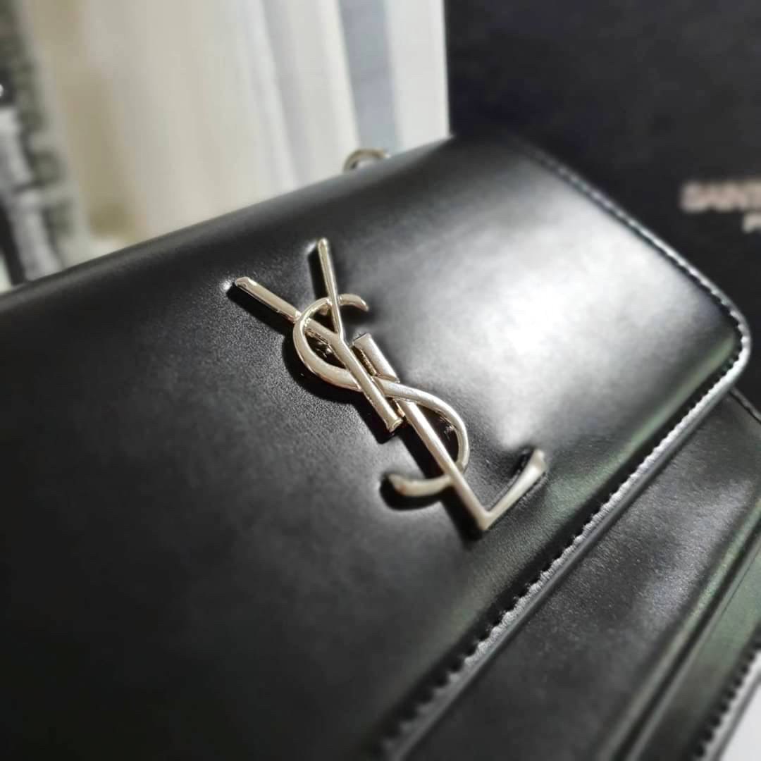 YVES SAINT LAURENT YSL BAG VIP GIFT WITH PURCHASE (GWP) พรีเมี่ยมกิ้ฟ Limited Edition จาก YSL DUTY FREE COUNTER วัสดุหนังแท้ Calfskin ทรงสี่เหลี่ยมหนังสวยหรูอยู่ทรงเปิดปิดด้วยกระดุมแม่เหล็ก ภายในโล่งมีช่องหลัก และช่องย่อยสามารถใส่มือถือของใช้จุกจิกได้เยอะ
