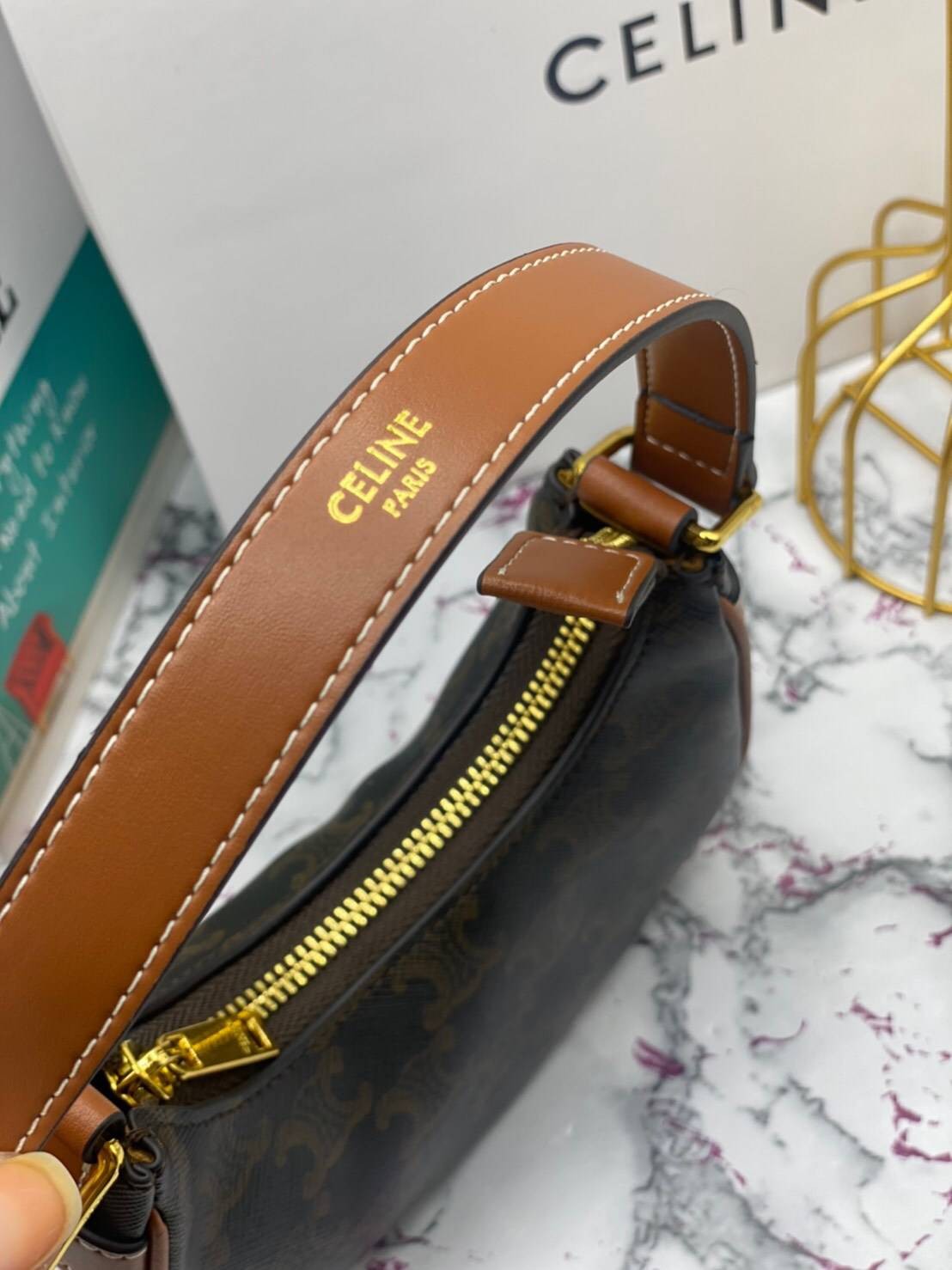 VIP 】หนังแท้ CELINE MINI AVA IN TRIOMPHE CANVAS AND CALFSKIN TAN กระเป๋าถือ/คล้องไหล่ ขนาดมินิน่ารัก สาวๆสายคิ้วตี้ไม่ควรพลาดเลยค่าา น่ารักมากกๆๆ แต่ยังคงเรียบหรูและคลาสสิก ทั้งลายที่แสนโดดเด่น และสายแบบเข็มขัดก็เข้ากันได้ดีสุด ๆ ไม่มีโลโก้ใด ๆ ประทับอยู่