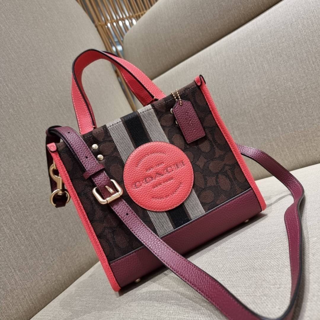COACH C7083 DEMPSEY TOTE 22 IN SIGNATURE JACQUARD WITH STRIPE AND COACH PATCH คอลเลคชั่นใหม่ สีที่สาวๆรอคอย สวยคม ละมุนและมีความหรูในตัว กับกระเป๋าทรงโท้ท ไซส์กำลังสวย น่ารักน่าใช้ ฟังก์ชั่นการใช้งานสะดวกที่สุด มีทั้งสายคล้องในตัว และสายครอสบอดี้ วัสดุผ้า