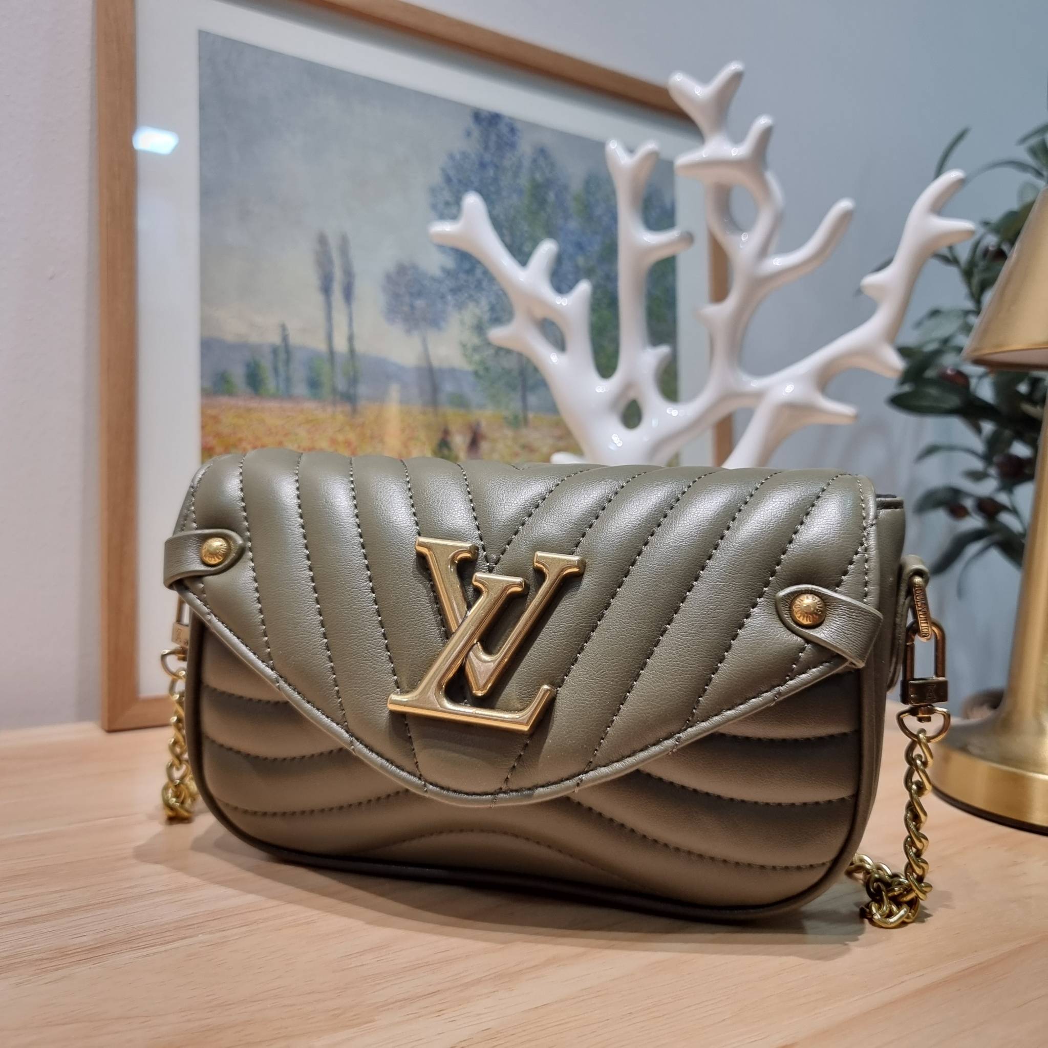 LV new wave pochette multi bag กระเป๋าสะพายมัลติฟังก์ชั่น มาพร้อม box set รับรองว่าดีงาม ลูกเล่นคลาสสิคผสานความวินเทจ มีสายสะพายให้ 2 เส้น และกระเป๋าใบลูก เล็กน่ารัก