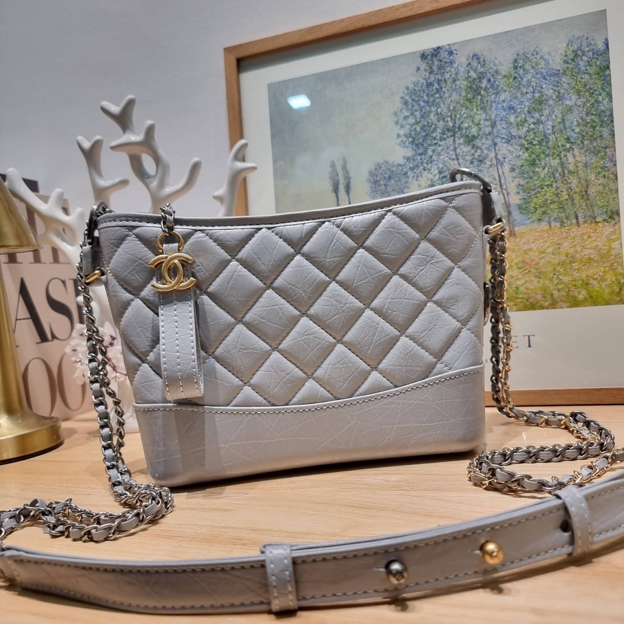 CHANEL Gabrielle Bag Medium สวยคลาสสิค No.1 ต้องยกให้ไอเท็มนี้เท่านั้น กับกระเป๋าสะพายซิกเนเจอร์ ดีไซน์ไม่เหมือนใคร เป็นเอกลักษณ์