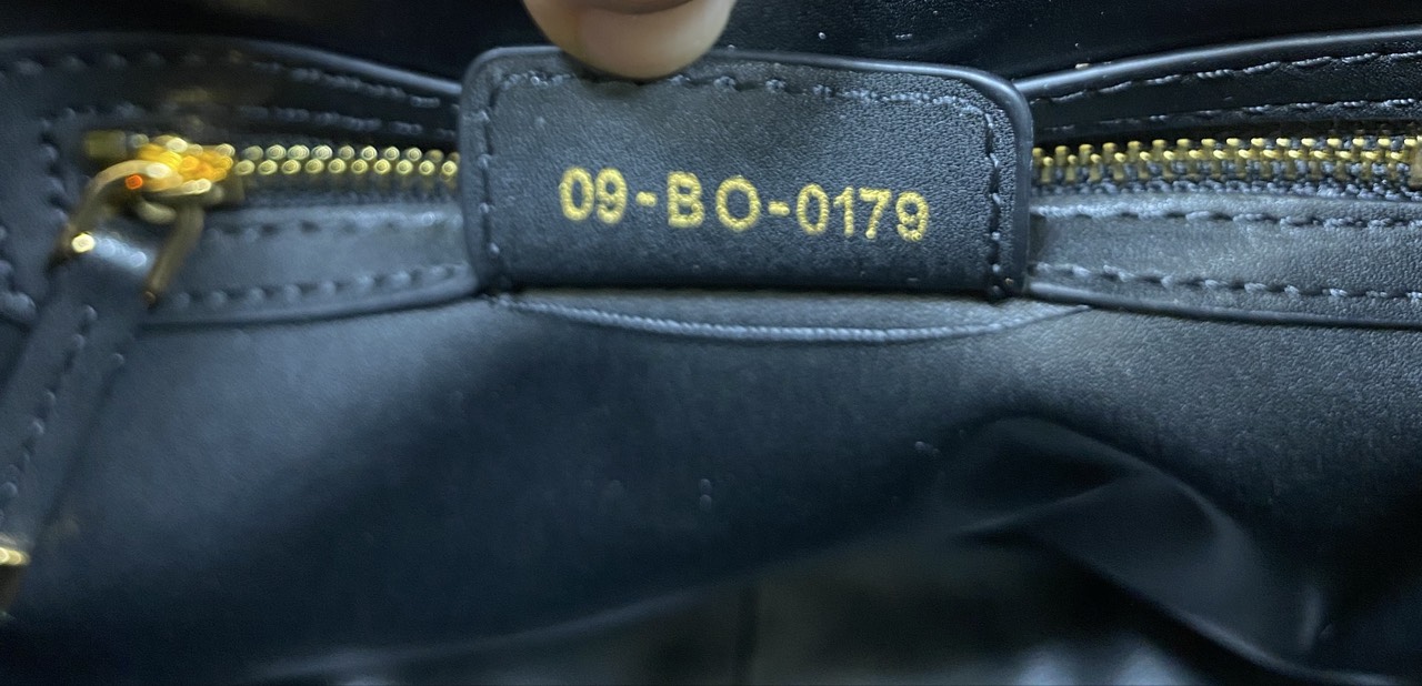 ORI หนังแท้ | Dior Caro Multicarry Bucket Backpack กระเป๋าเป้สะพายหลัง คอลใหม่ล่าสุด โดดเด่นด้วยผ้าทอทวีตโทนสีดำ พร้อมกระเป๋าเล็กคู่หน้า เปี่ยมไปด้วยสไตล์และความหรูหราตกแต่งด้วยโลโก้ CD โลหะสีทอง