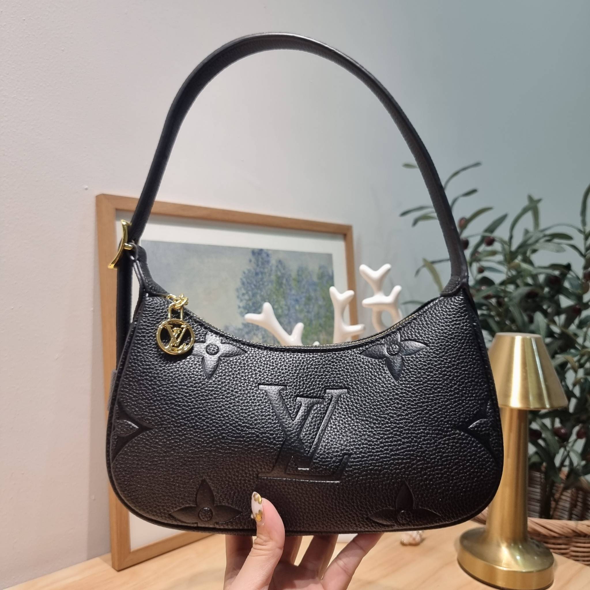 LV Mini Moon Monogram Empreinte Leather ใหม่ล่าสุด สวยสับ สวยตัวแม่ ไอเท็มเก๋ๆ ใบเดียวก็เลิศ กับกระเป๋าสะพายทรงพอช ขนาดกำลังน่ารัก พกพาง่าย รูดใช้งานสะดวกด้วยซิป ภายในเป็นช่องโล่ง มีช่องซิป ส่วนสายสะพายปรับสั้นยาวได้ตามเหมาะสม ดูดี ดูแพงทุกสี