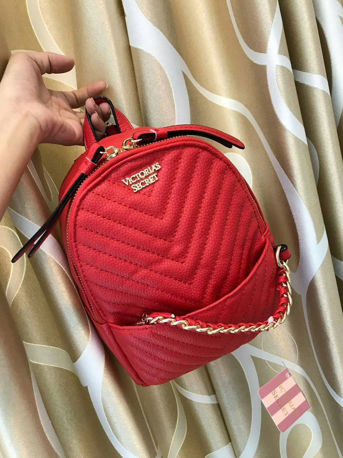 Victoria’s Secret Pebbled V-Quilt Small City Backpack กระเป๋าเป้สไตล์คลาสสิค วัสดุลายหนังแกะเทียม หนังนิ่ม เปิดปิดด้วยซิปคู่ ภายในบุผ้าสกรีนโลโก้ ใส่มินิไอแพค กระเป๋าสตางค์ยาวได้ สายสะพายโซ่ต่อหนังปรับระดับได้ ด้านหน้ามีช่องซิปร้อยหนังเส้นยาวดูมีดีเทล สะพ