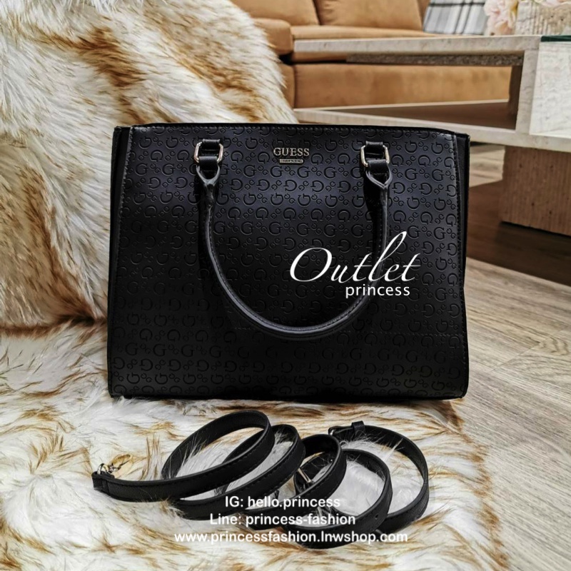 GUESS SINGNATURE SHOPPER BAG กระเป๋าถือหรือสะพายรุ่นล่าสุดจาก GUESS FACTORY หนังสวยอยู่ทรงปั้มลาย Singnature Brand รอบใบ ด้านหน้าประดับโลโก้แบรนด์ หูหิ้วเเข็งเเรงพับลงได้ เปิดปิดด้วยซิปสะดวกใช้ ขนาดกำลังดี ภายในมีช่องซิปและช่องใส่ของ กว้างและจุ น้ำหนักเบา