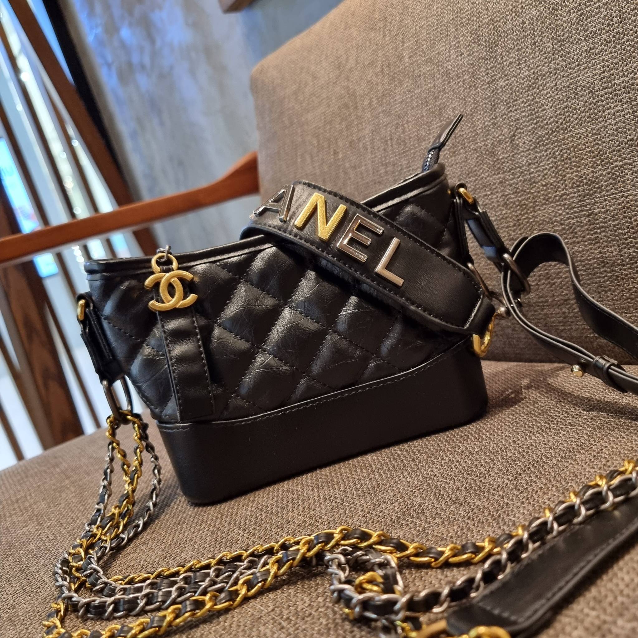 8" CHANEL SHOULDER BAG / CHANEL GABRIELLE HOBO BAG ไซส์คลาสสิค กระเป๋าสะพายข้าง/ไหล่ หนังสังเคราะห์ นิ่ม หรู มาพร้อมพวงกุญแจสัญลักษณ์แบรนด์ พิเศษ!! สายคล้อง jumbo font เพิ่มดีเทลความแพง อะไหล่พร้อมโซ่สะพายสีทองสลับสีเงินรมดำ สามารถสะพาย crossbody หรื
